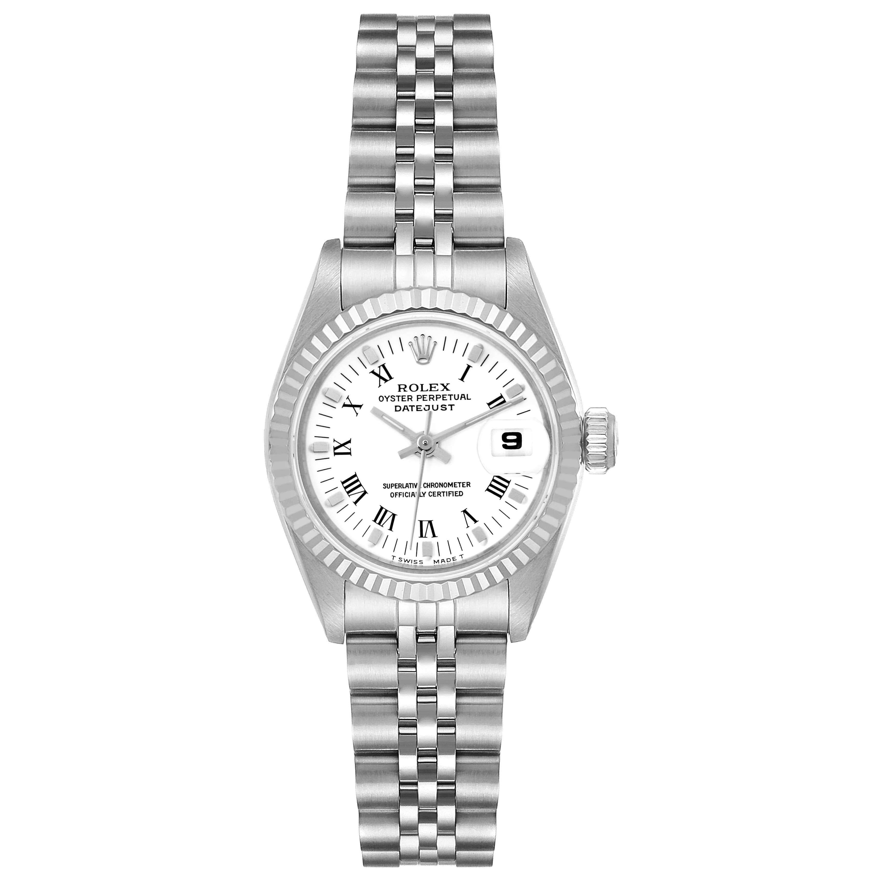 Rolex Datejust 26 Steel White Gold Roman Dial Ladies Watch 69174. Mouvement automatique à remontage automatique, officiellement certifié chronomètre. Boîtier oyster en acier inoxydable de 26 mm de diamètre. Logo Rolex sur une couronne. Lunette