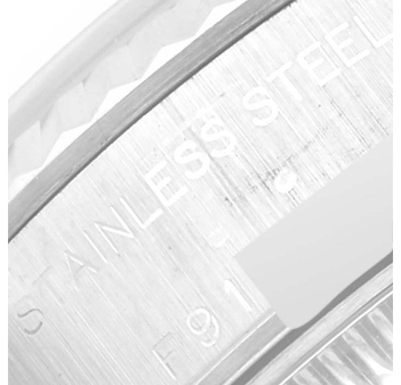 Rolex Datejust 26 Steel White Gold Silver Dial Ladies Watch 79174. Mouvement automatique à remontage automatique, officiellement certifié chronomètre. Boîtier oyster en acier inoxydable de 26.0 mm de diamètre. Logo Rolex sur une couronne. Lunette