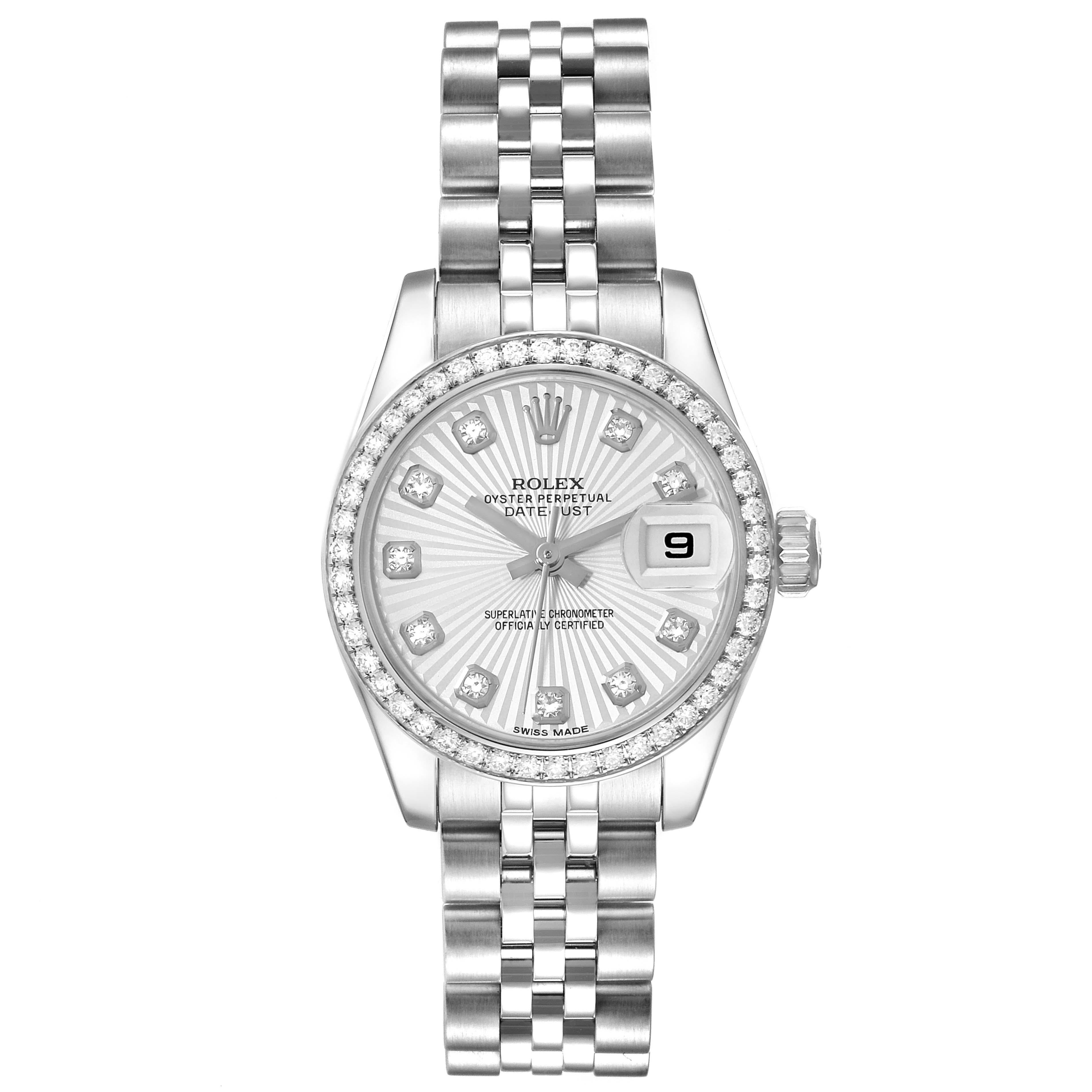 Rolex Datejust 26 Steel White Gold Sunburst Dial Diamond Ladies Watch 179384. Mouvement automatique à remontage automatique, officiellement certifié chronomètre. Boîtier oyster en acier inoxydable de 26.0 mm de diamètre. Logo Rolex sur une couronne.