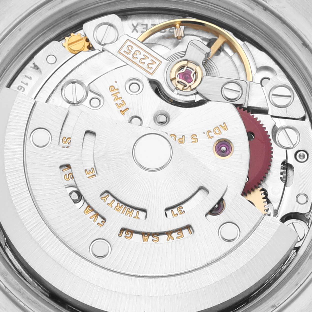 Rolex Datejust 26 Steel White Gold Tapestry Dial Ladies Watch 79174 Box Papers. Mouvement automatique à remontage automatique, officiellement certifié chronomètre. Boîtier oyster en acier inoxydable de 26.0 mm de diamètre. Logo Rolex sur une