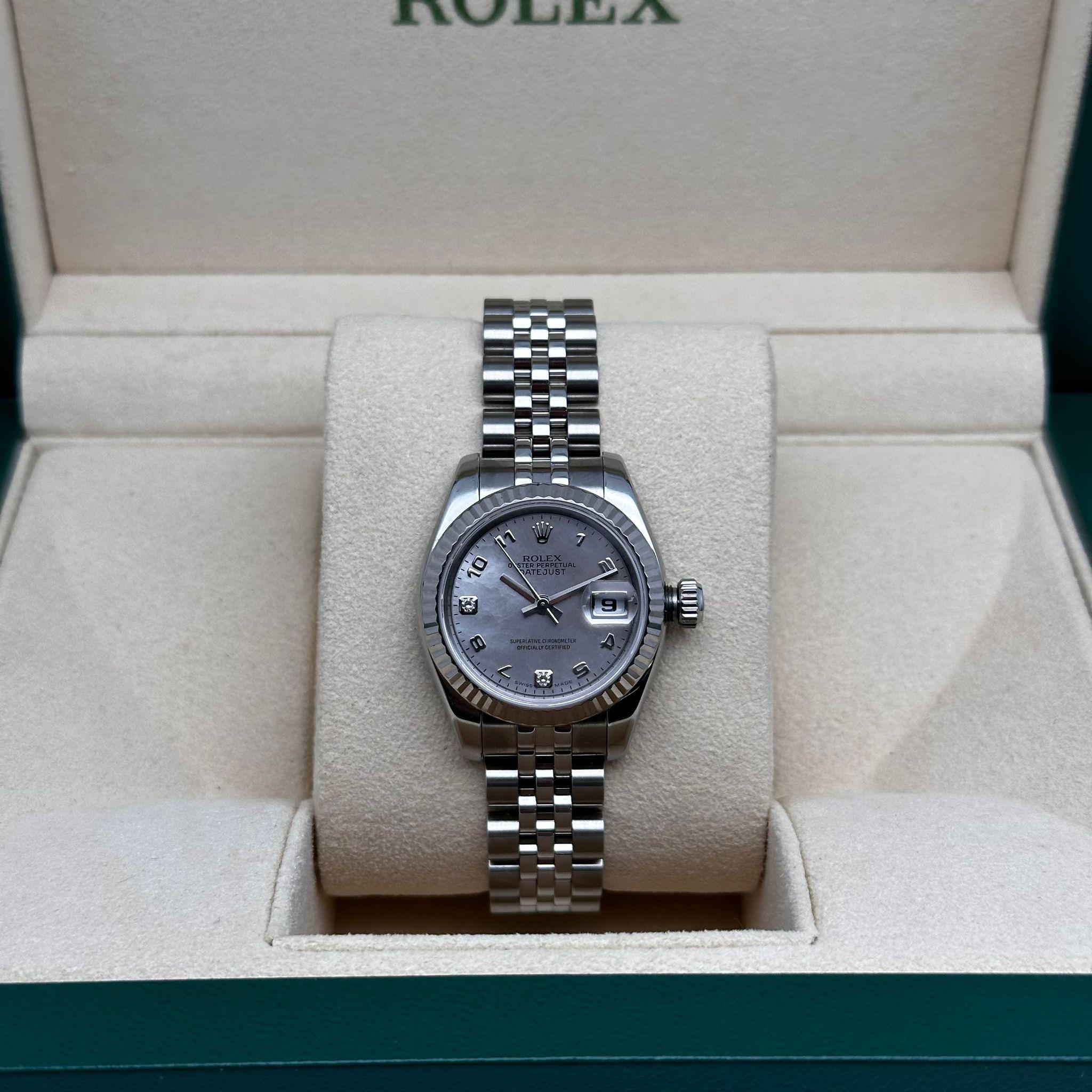 Pre-owned. Rare Dial. Good condition. Comes with the original box.