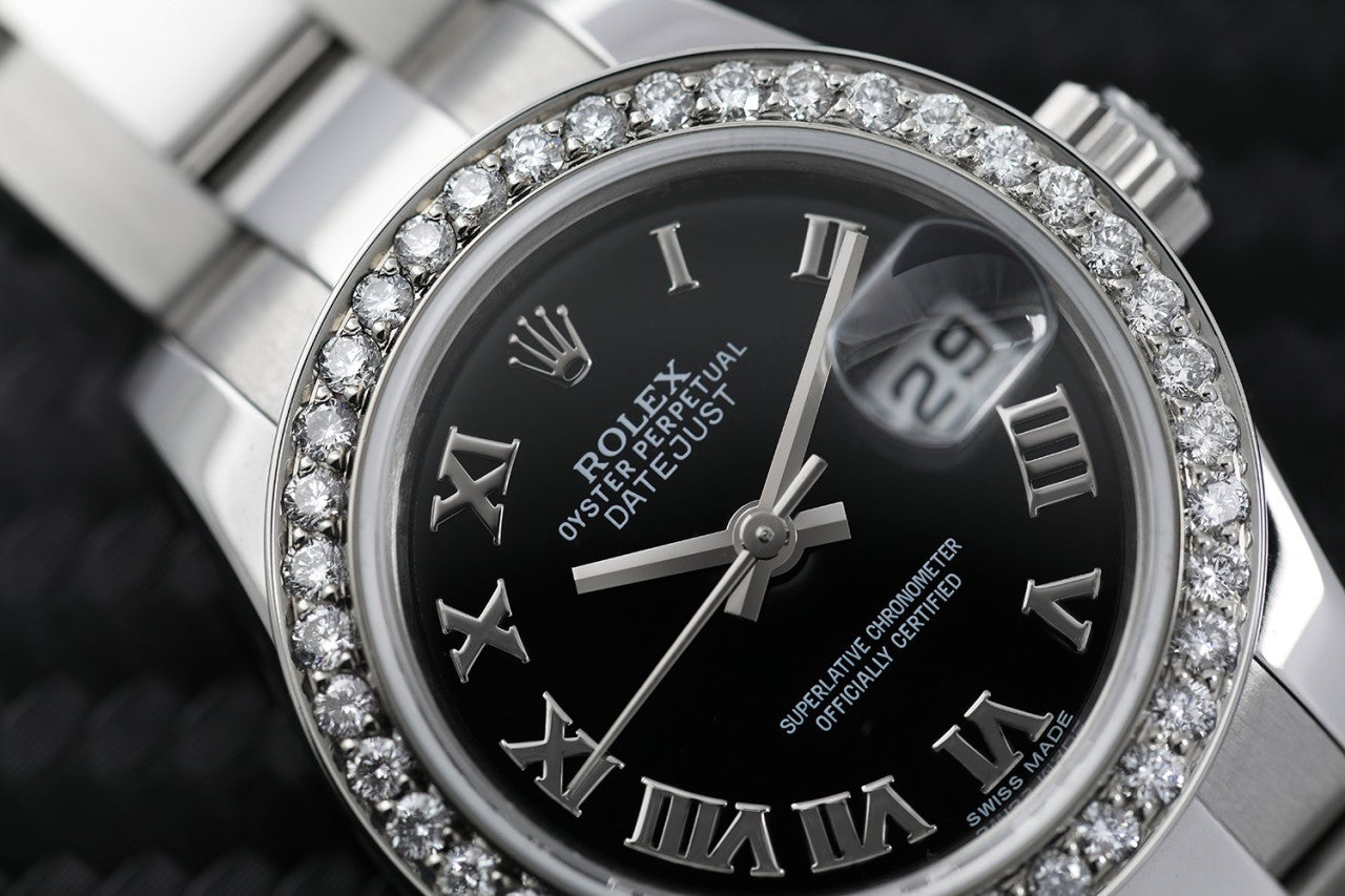 Rolex Datejust 26mm Damen Edelstahl Oyster Uhr mit Diamant-Lünette und schwarzem Zifferblatt 179160.

Diese Uhr ist in neuwertigem Zustand. Es wurde poliert, gewartet und hat keine sichtbaren Kratzer oder Flecken. Alle unsere Uhren werden mit einer