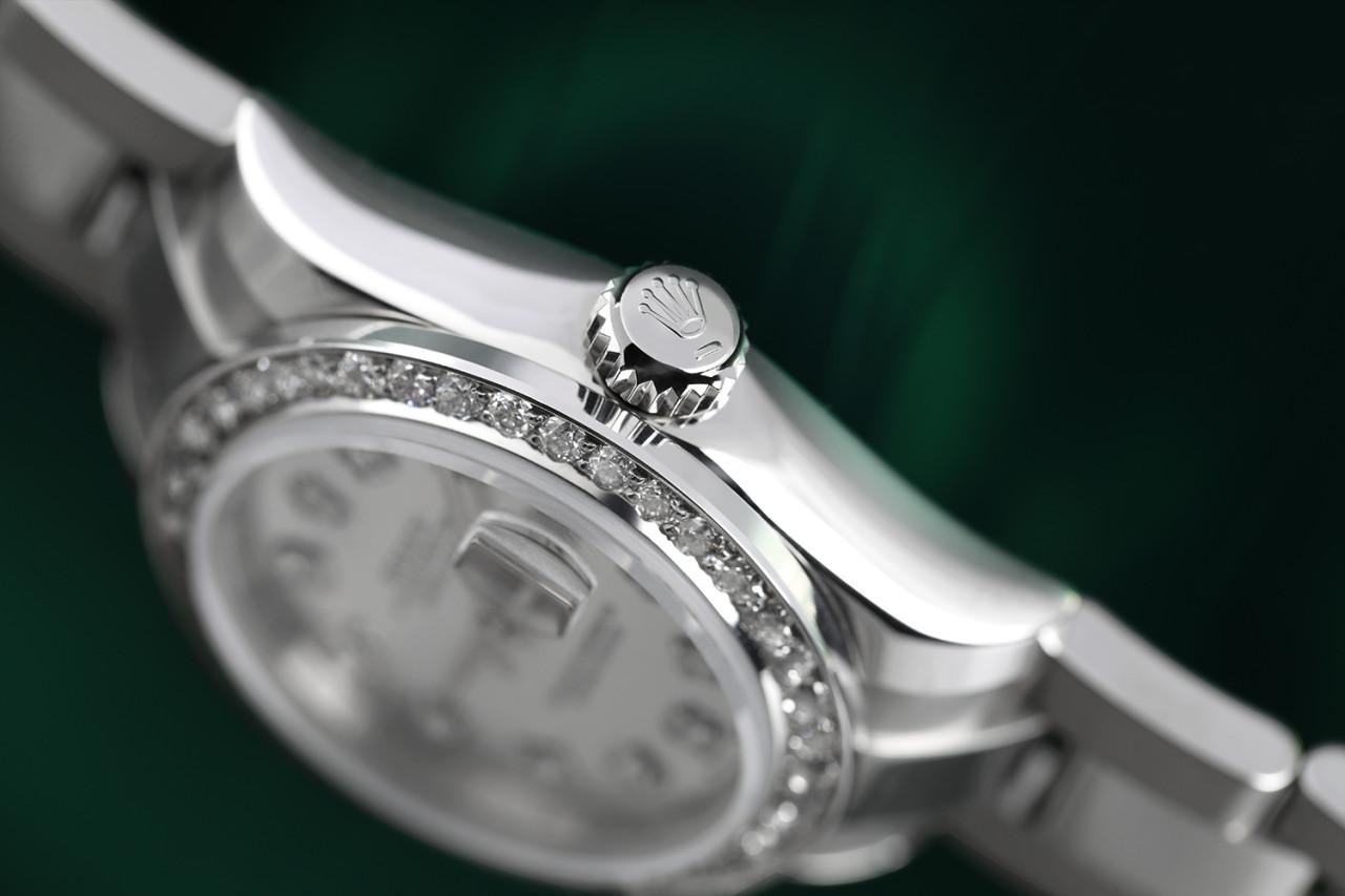 Rolex Datejust 26mm Damen Edelstahl Oyster Uhr mit Diamant-Lünette und Silber Diamant-Zifferblatt 179160

Diese Uhr ist in neuwertigem Zustand. Es wurde poliert, gewartet und hat keine sichtbaren Kratzer oder Flecken. Alle unsere Uhren werden mit