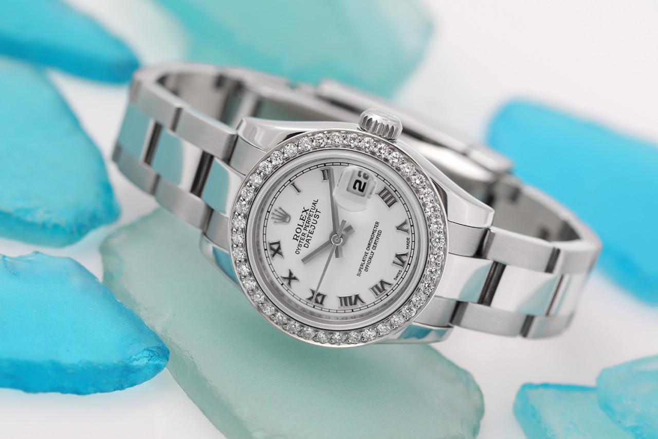Rolex Datejust 26mm Damen Edelstahl Oyster Uhr mit Diamant-Lünette und weißem Zifferblatt 179160

Diese Uhr ist in neuwertigem Zustand. Es wurde poliert, gewartet und hat keine sichtbaren Kratzer oder Flecken. Alle unsere Uhren werden mit einer