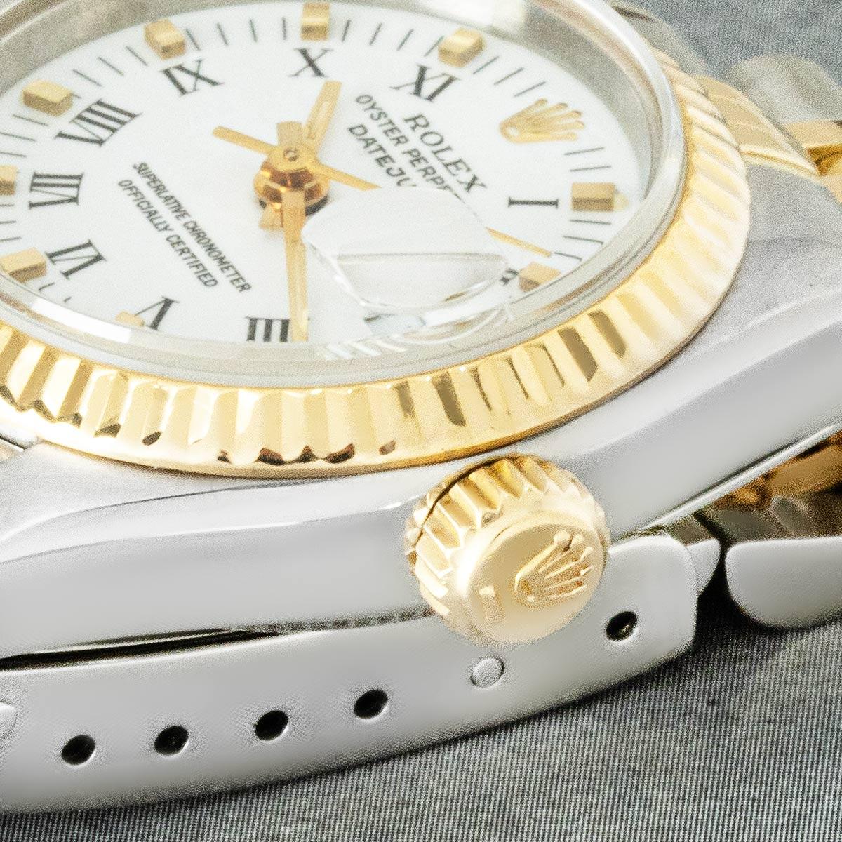 Eine 26-mm-Datejust aus Edelstahl und Gelbgold von Rolex. Das weiße Zifferblatt mit römischen Ziffern und applizierten Indexen wird durch eine kannelierte Lünette aus Gelbgold ergänzt. Präsentiert an einem Jubiläumsarmband, das durch eine Oyster