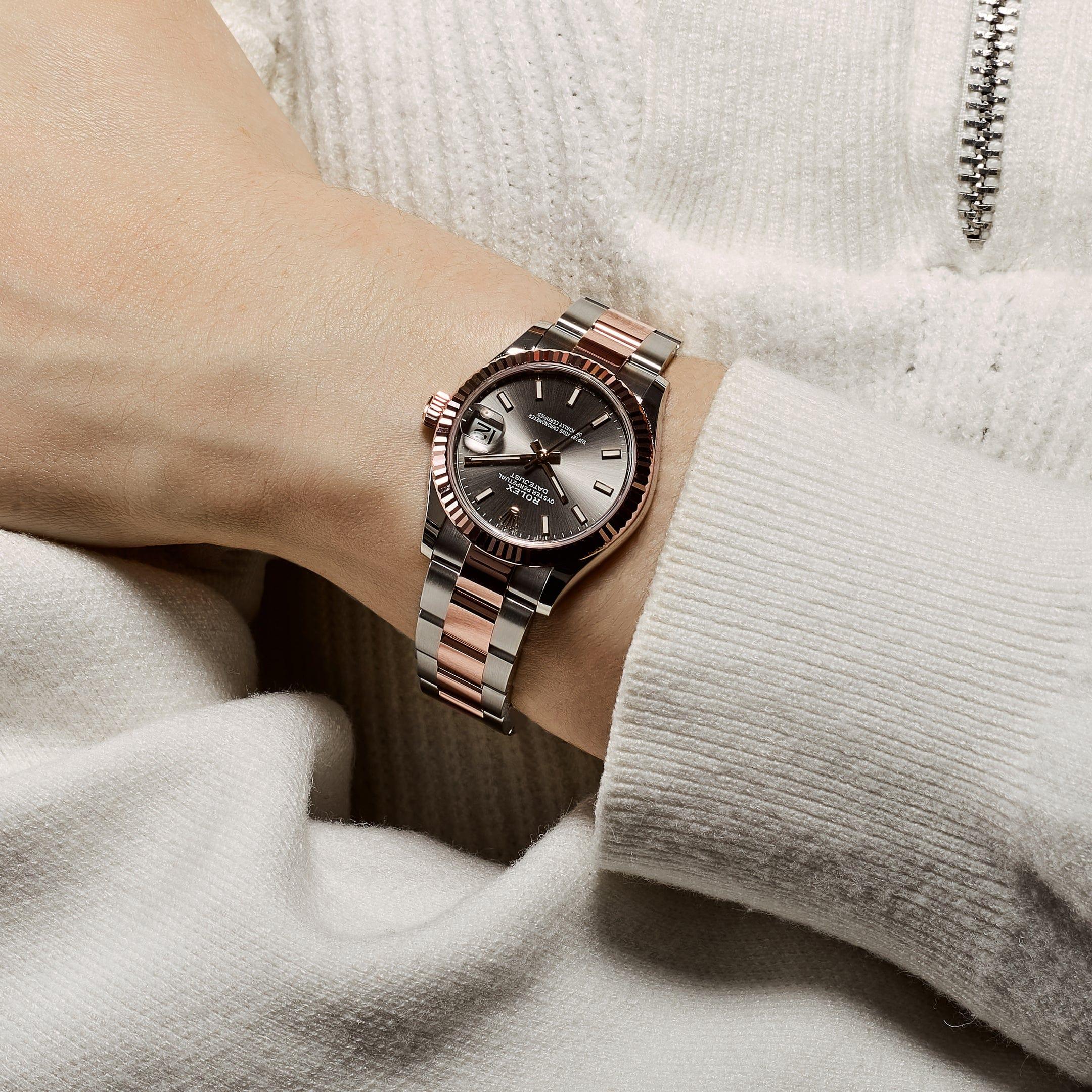 Jewels Aficionado offers the Rolex Datejust 278271, a refined ladies' timepiece that seamlessly blends elegance with everyday versatility. With Rolex’s signature combination of 18k rose gold and stainless steel, this 31mm watch exudes timeless