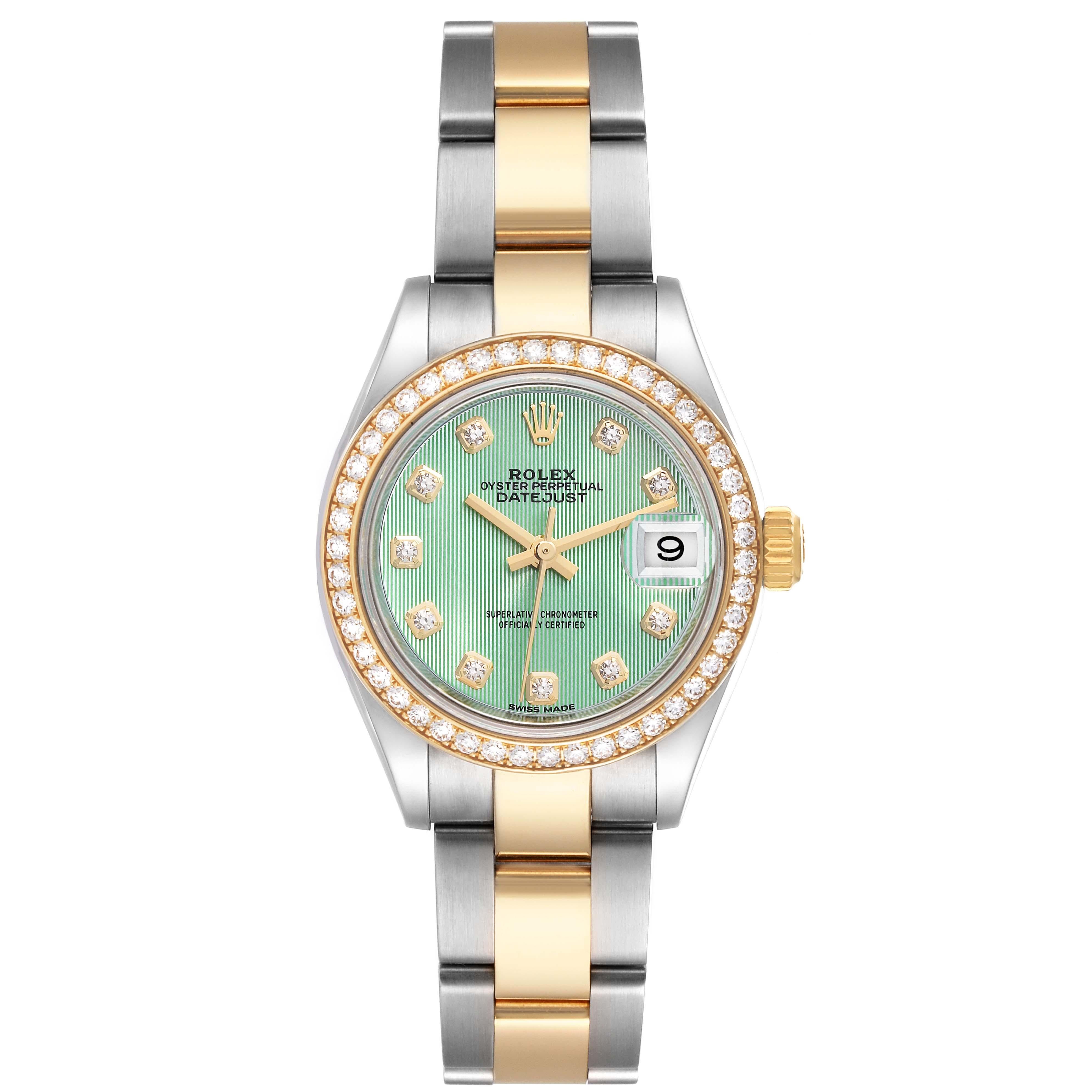 Rolex Datejust 28 Green Stripe Steel Yellow Gold Diamond Ladies Watch 279383. Mouvement automatique à remontage automatique, officiellement certifié chronomètre. Boîtier oyster en acier inoxydable de 28.0 mm de diamètre. Logo Rolex sur une couronne