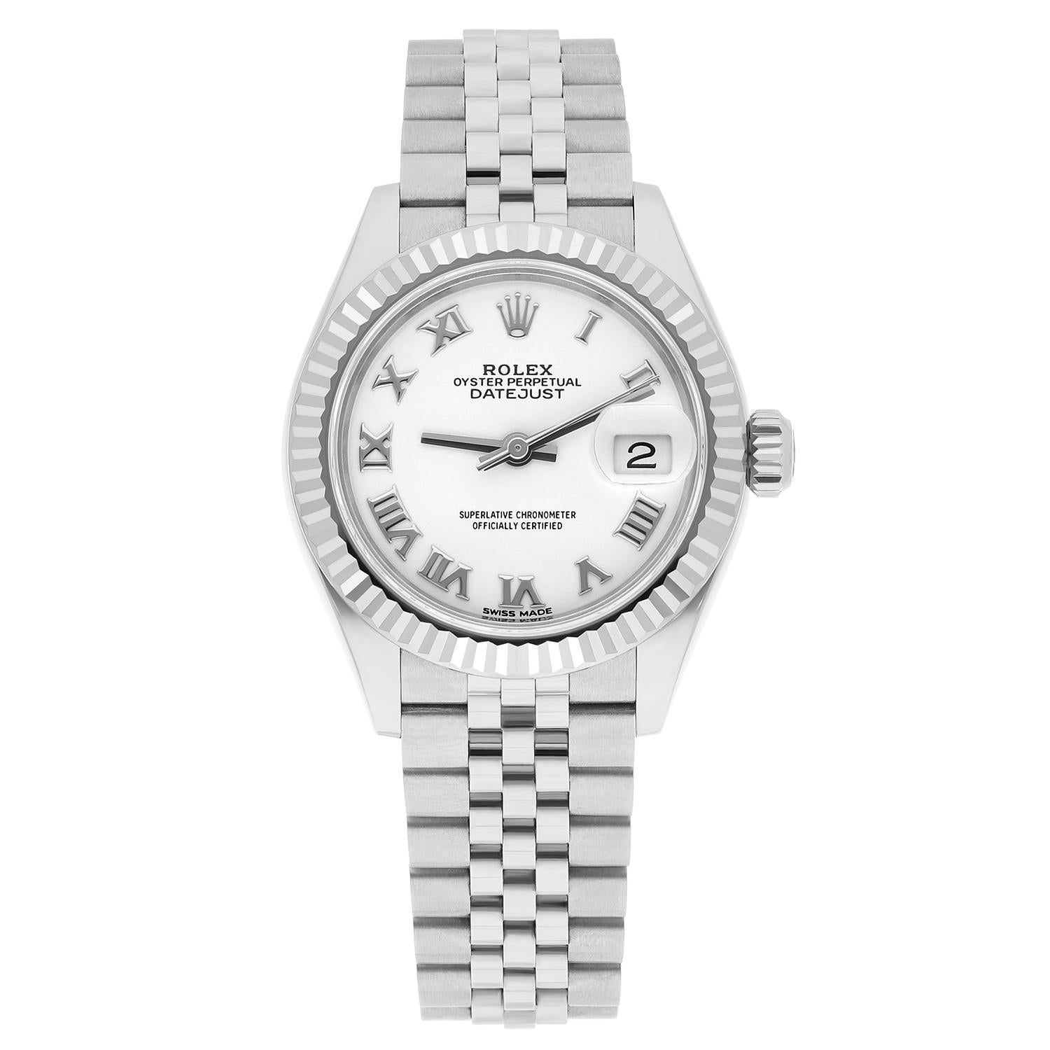 Deléitate con el epítome del lujo con el Rolex 279174. Su esfera blanca refleja una sofisticación atemporal, armonizando a la perfección con la correa jubilee. En perfecto estado, este reloj no es sólo un accesorio, sino una declaración de elegancia
