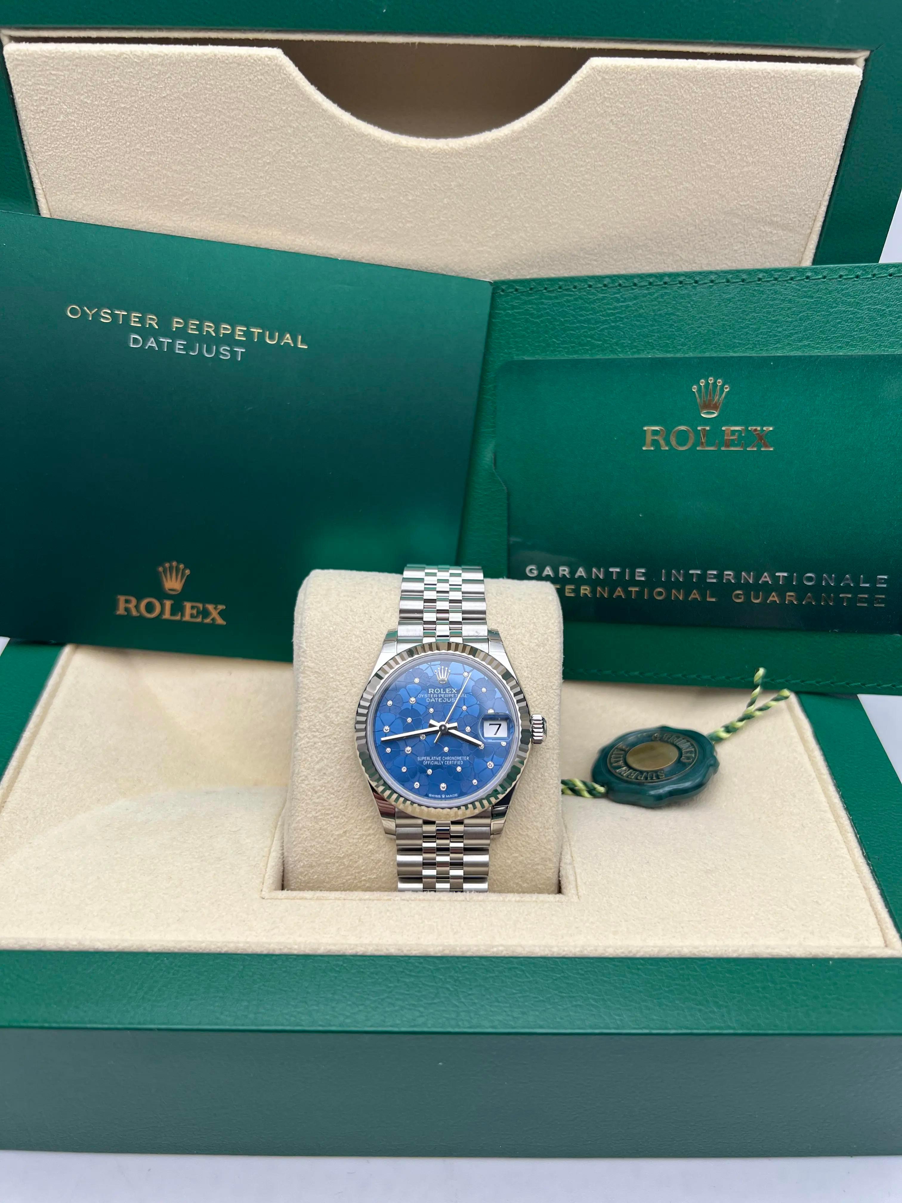 La Rolex Datejust 31 (référence 278274) est un garde-temps raffiné qui illustre l'engagement de Rolex à associer un design classique à un savoir-faire luxueux. Fabriqué en Oystersteel résistant à la corrosion, le boîtier de 31 mm est complété par