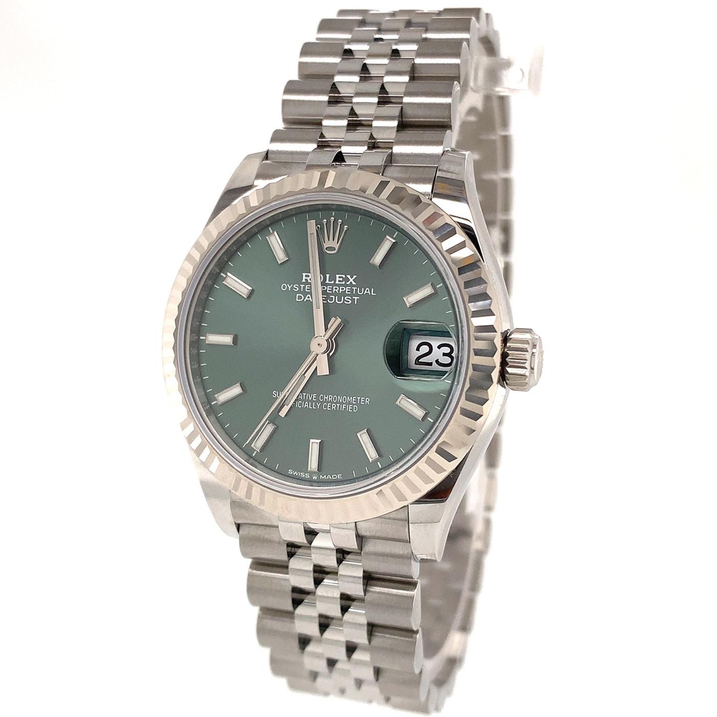 This Oyster Perpetual Datejust 31 in Oystersteel and white gold features a mint green dial and a Jubilee bracelet. The light reflections on the case sides and lugs highlight the elegant profile of the 31 mm Oyster case, which is fitted with a fluted