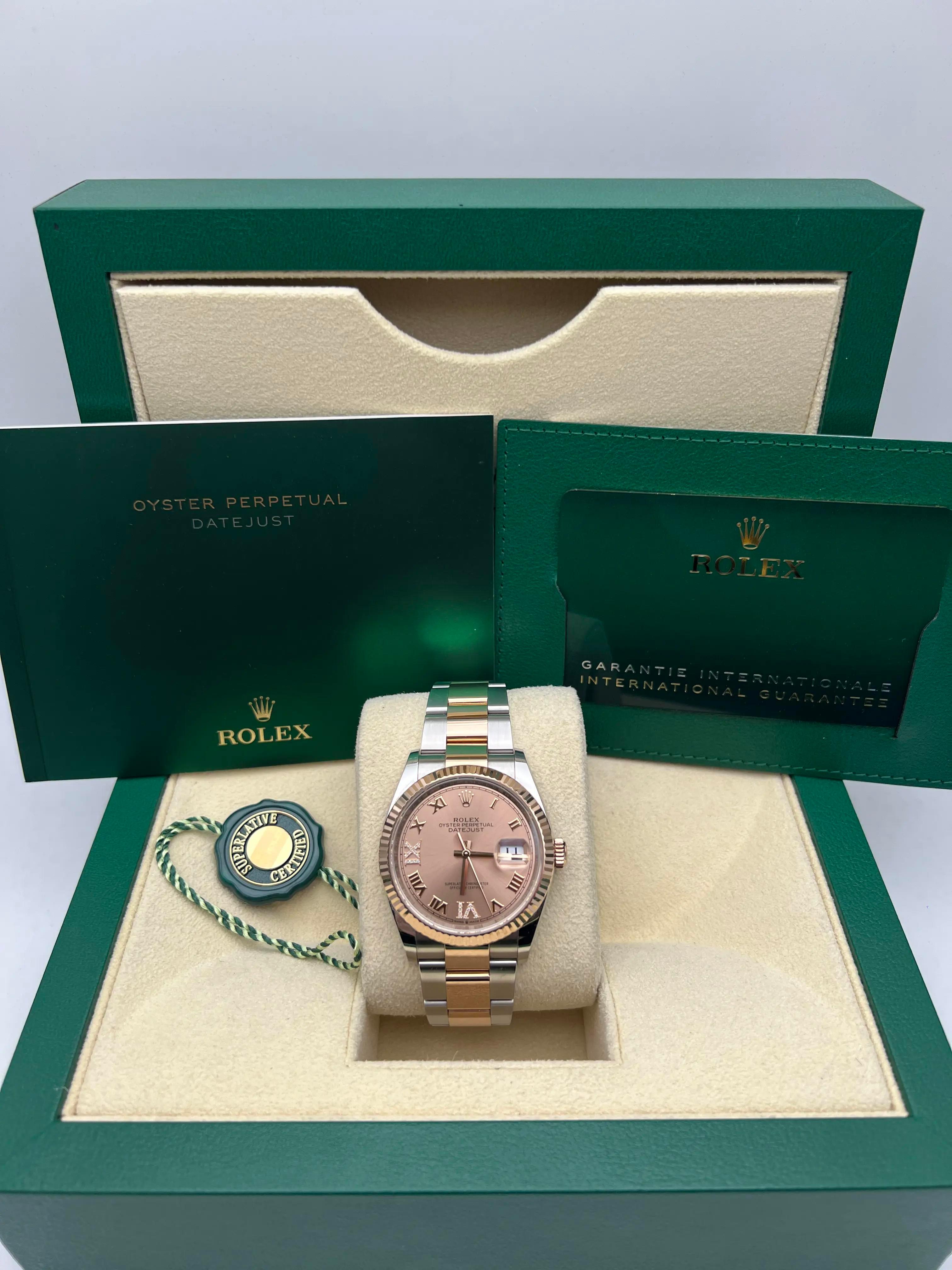 La Rolex Datejust 36, référence actuelle 126231, présente un boîtier en acier inoxydable de 36 mm avec une lunette cannelée en or Elegle 18 carats, d'une élégance intemporelle. Le superbe cadran rose soleillé est rehaussé d'index en diamants, placés