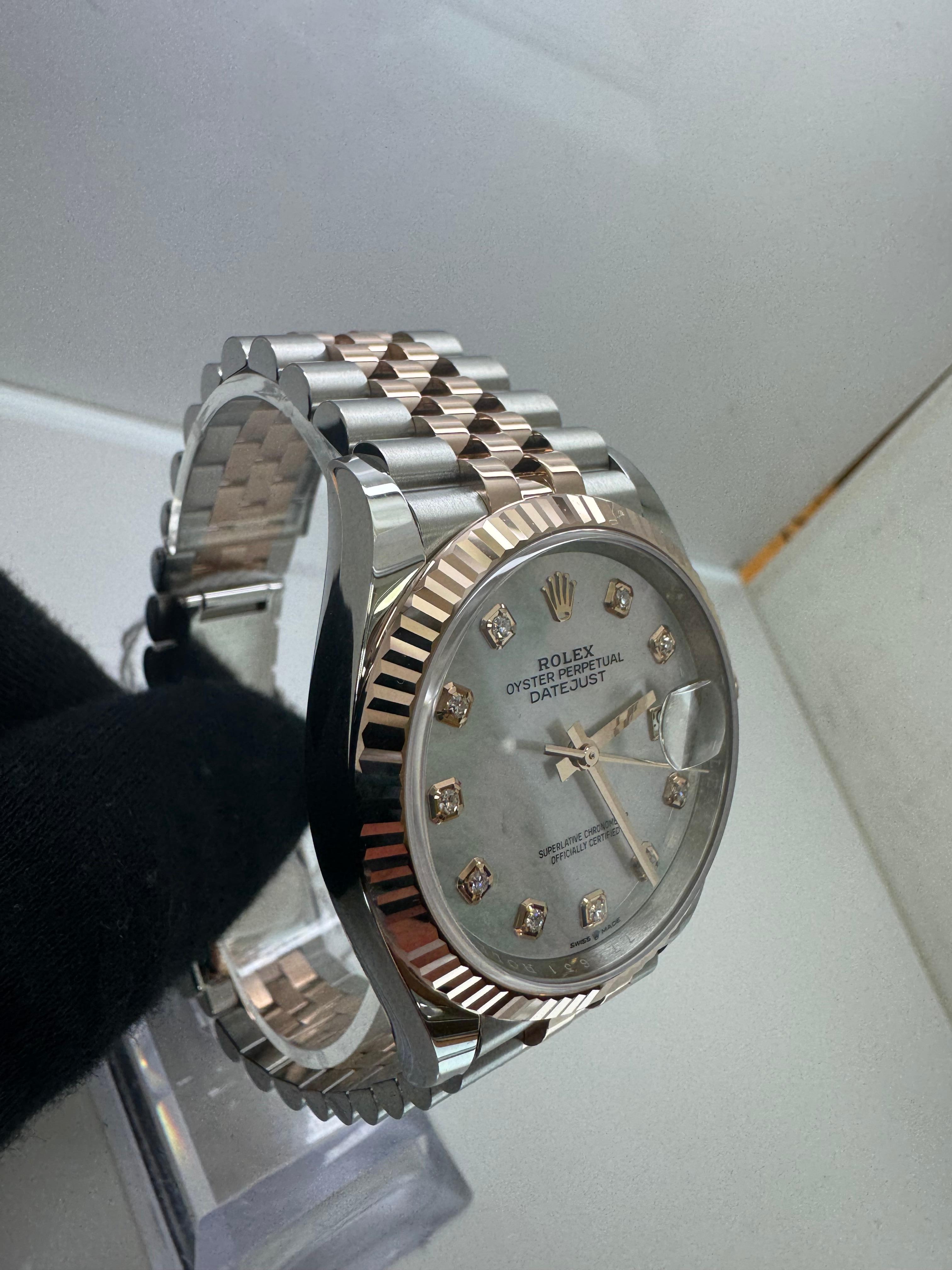 Description du produit

Rehaussez votre collection avec cette superbe Rolex Datejust 36, référence 126231. Doté d'un époustouflant cadran en nacre (MOP) serti dans un luxueux boîtier en acier inoxydable et en or 18 carats Elegose, ce garde-temps