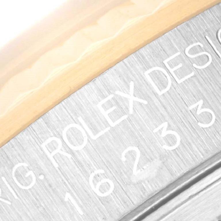 Rolex Datejust 36 Steel Yellow Gold Black Dial Mens Watch 16233. Mouvement automatique à remontage automatique, officiellement certifié chronomètre. Boîtier en acier inoxydable de 36 mm de diamètre.  Logo Rolex sur une couronne en or jaune 18