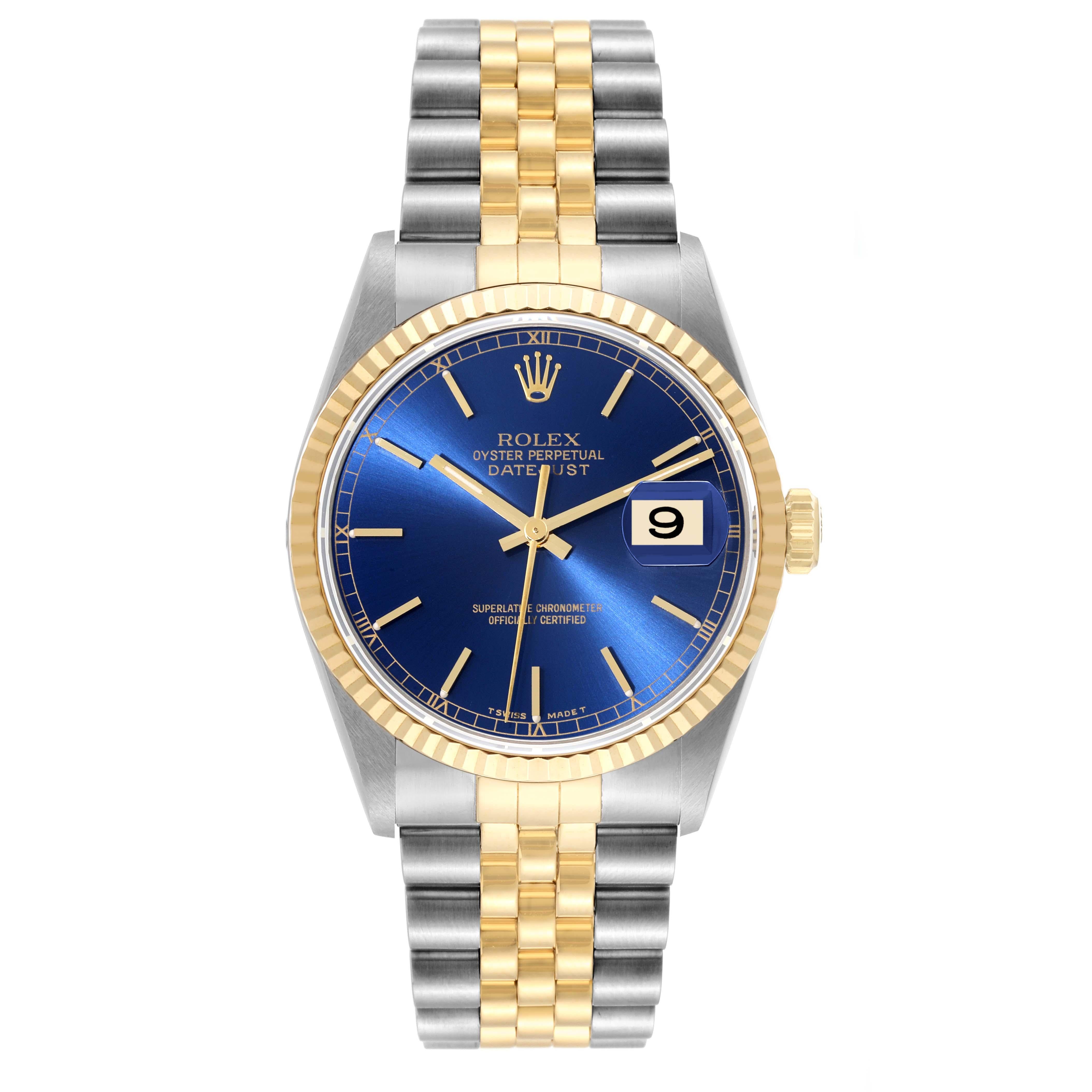 Rolex Datejust 36 Acciaio Oro Giallo Quadrante Blu Orologio Uomo 16233. Movimento automatico a carica automatica certificato ufficialmente come cronometro. Cassa in acciaio inossidabile di 36 mm di diametro.  Logo Rolex su corona in oro giallo 18