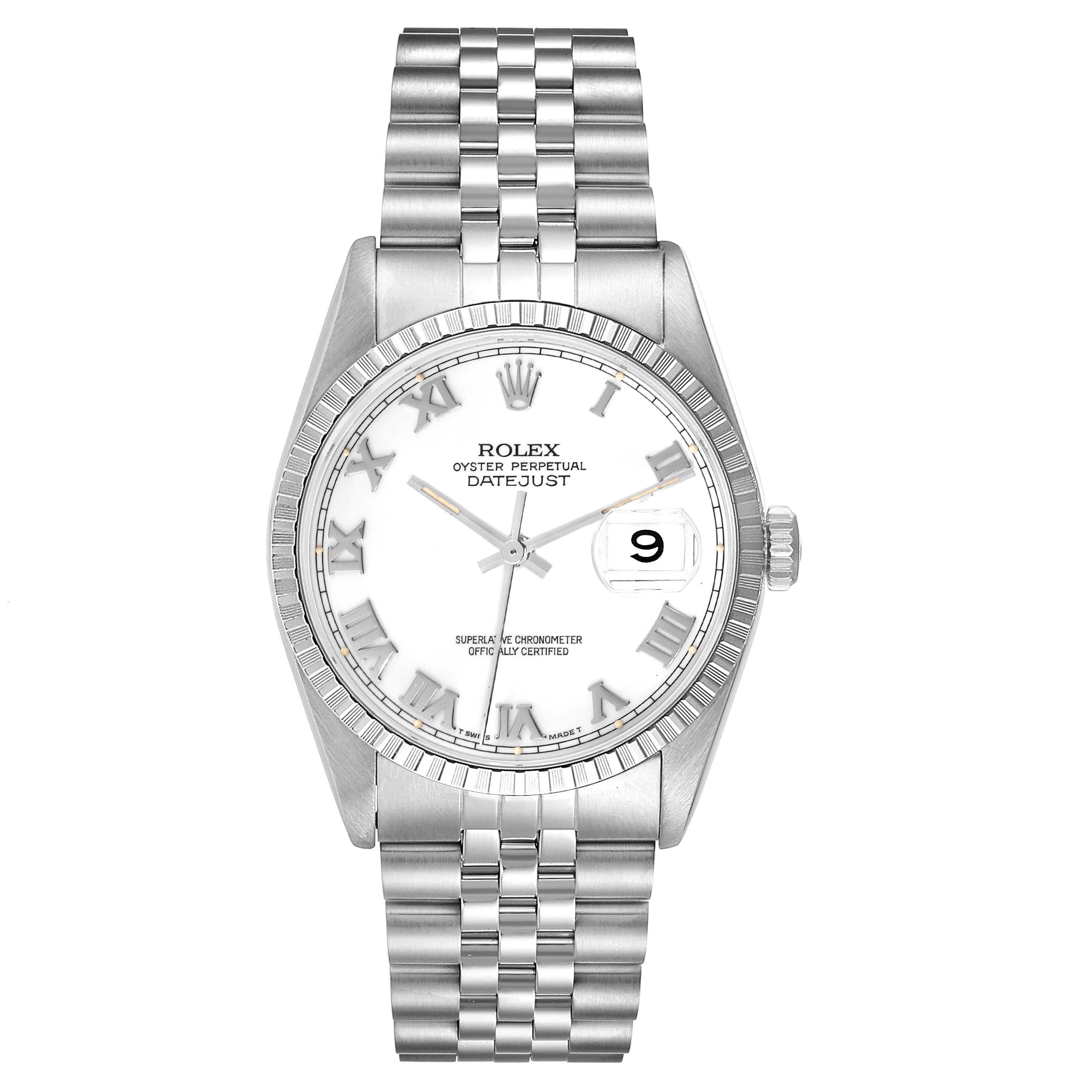 Rolex Datejust 36 Quadrante Romano Bianco Bracciale Giubileo Steele Orologio Uomo 16220. Movimento a carica automatica certificato ufficialmente come cronometro. Cassa oyster in acciaio inossidabile di 36,0 mm di diametro. Logo Rolex su una corona.