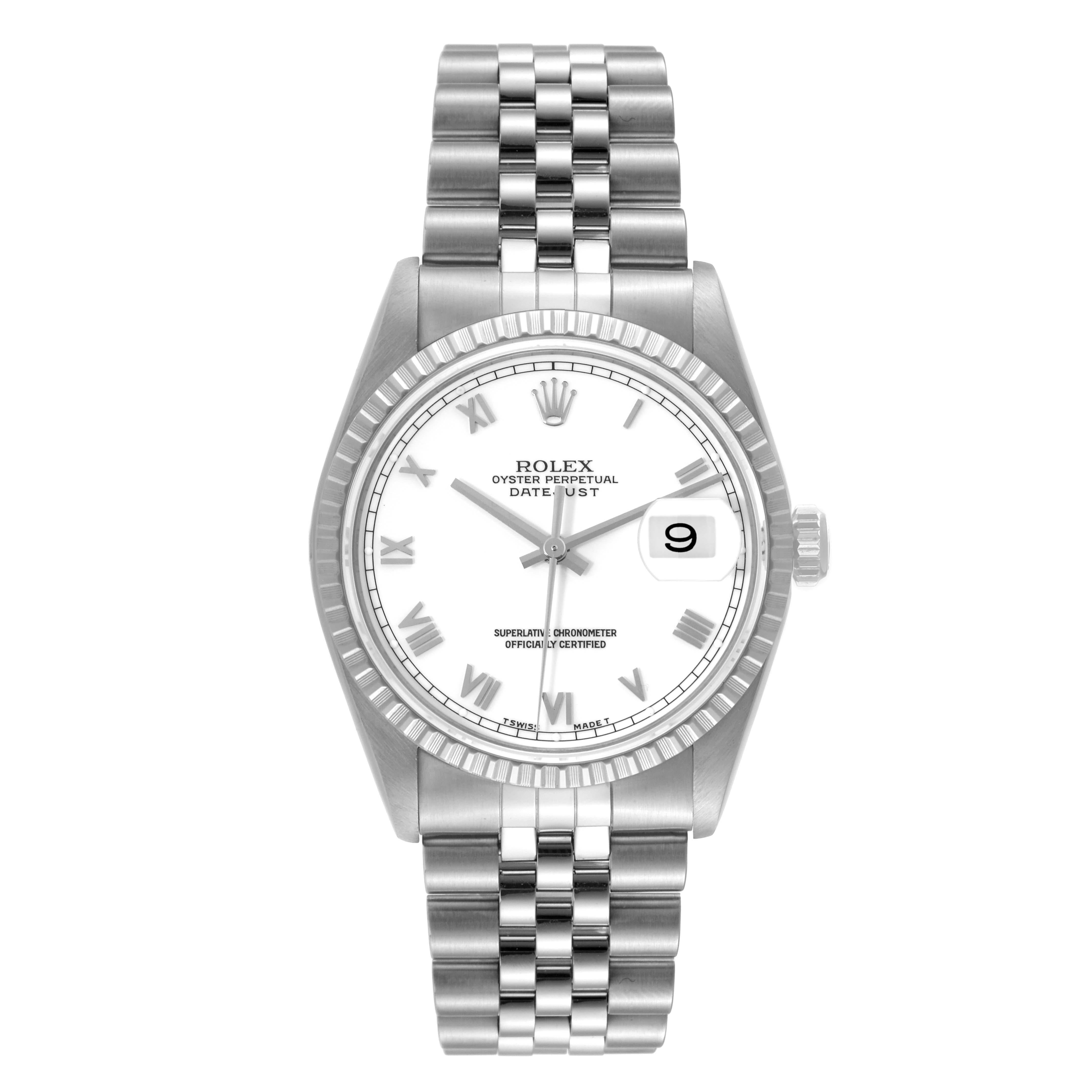 Rolex Datejust 36 weißes römisches Zifferblatt Stahl Herrenuhr 16220 Box Papiere. Offiziell zertifiziertes Chronometerwerk mit automatischem Aufzug. Austerngehäuse aus Edelstahl mit einem Durchmesser von 36.0 mm. Rolex Logo auf einer Krone. Gedrehte