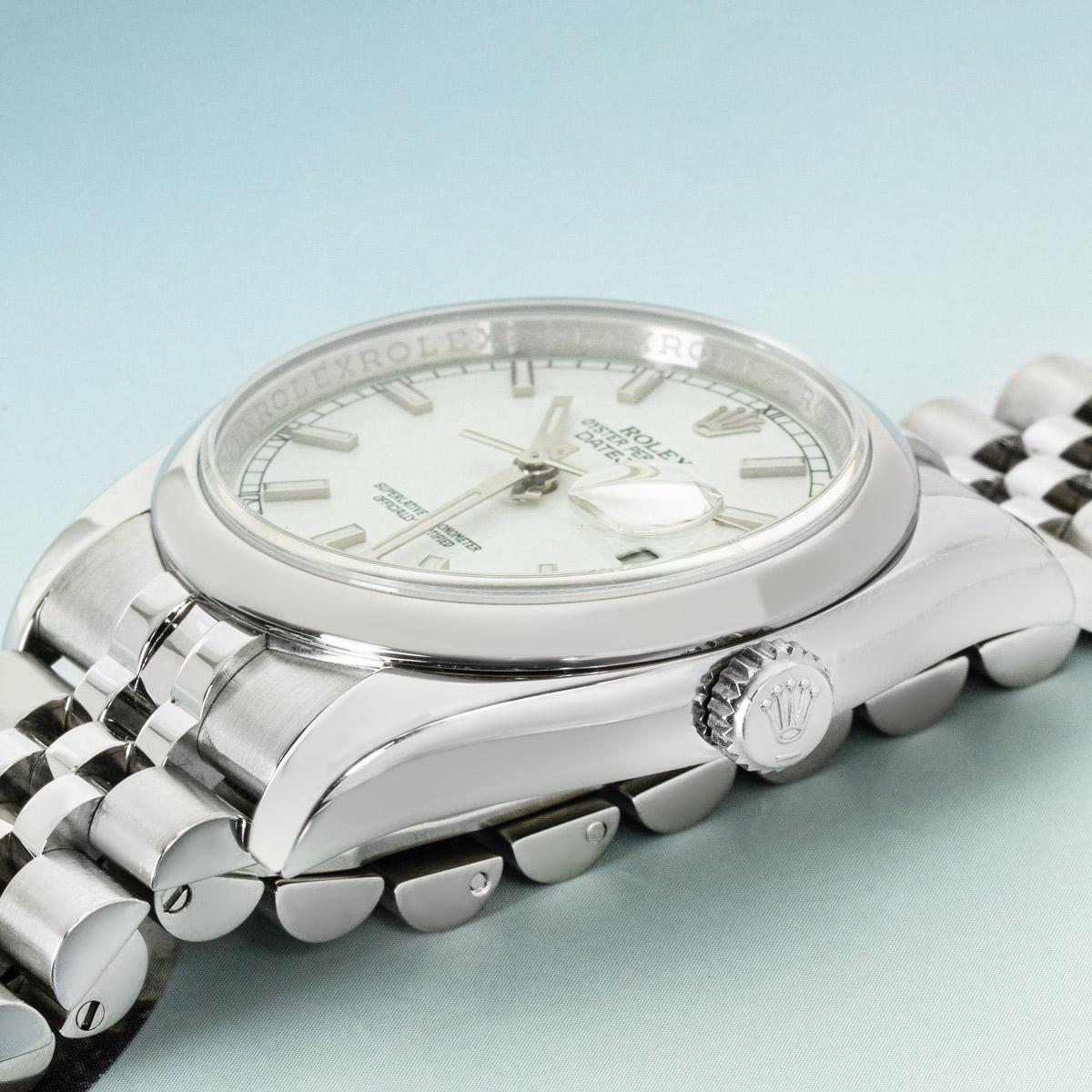 Eine 36-mm-Datejust aus Stahl von Rolex. Sie verfügt über ein weißes Zifferblatt mit aufgesetzten Indexen und eine glatte, feste Lünette aus Edelstahl. Ausgestattet mit einem Saphirglas und einem automatischen Uhrwerk mit Automatikaufzug. Die Uhr