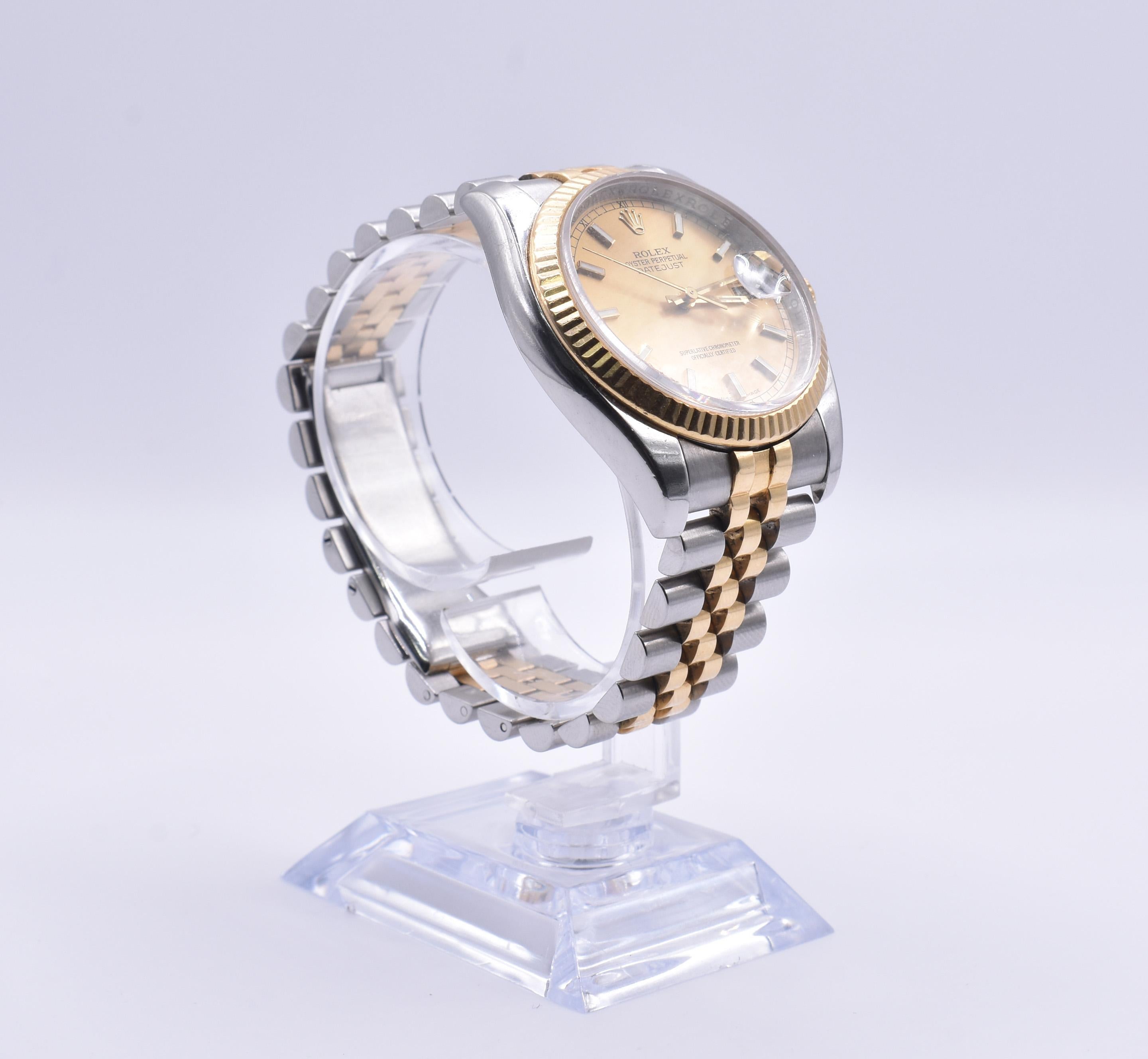 Offrez-vous le luxe avec cette montre Rolex Datejust 36mm 116233, fabriquée en Suisse avec une précision intemporelle. Le cadran de la montre ronde présente un motif de soleil champagne, complété par un bracelet Rolex Jubilee en acier et en or