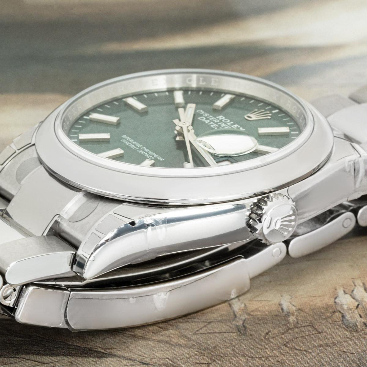 Eine 36-mm-Edelstahl-Datejust von Rolex. Sie verfügt über ein markantes mintgrünes Zifferblatt mit aufgesetzten Indexen und einer glatten, feststehenden Lünette aus Edelstahl. Ausgestattet mit einem Saphirglas, einem Automatikwerk und einem