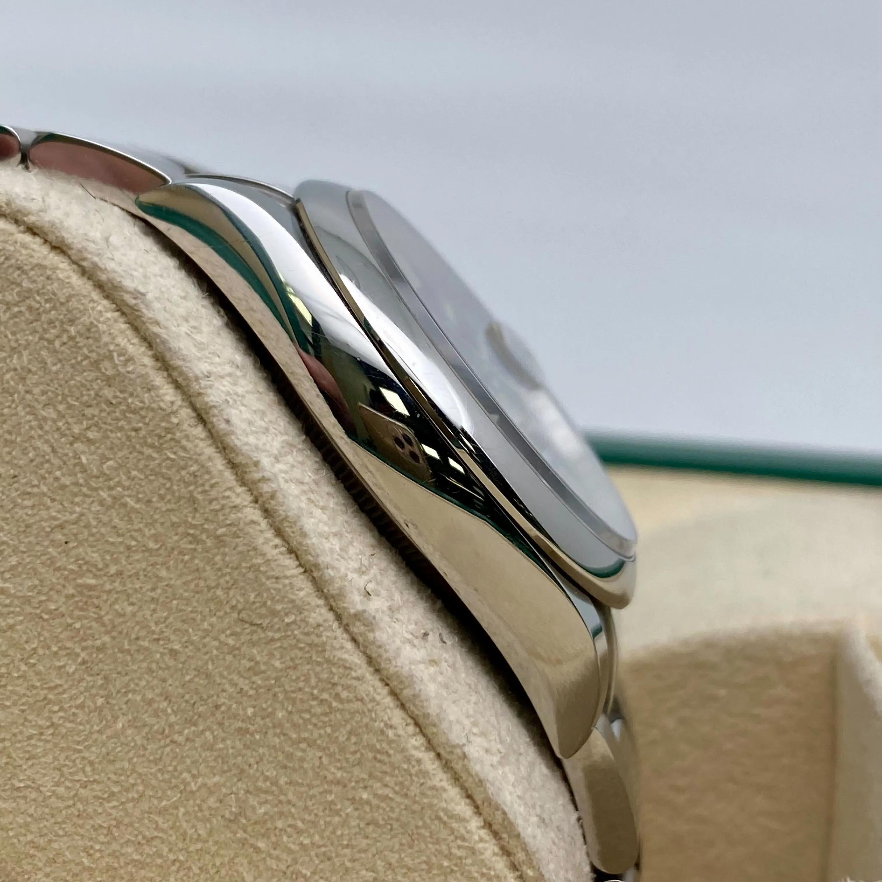 Pre-owned in excellent condition. Comes with original box and papers.