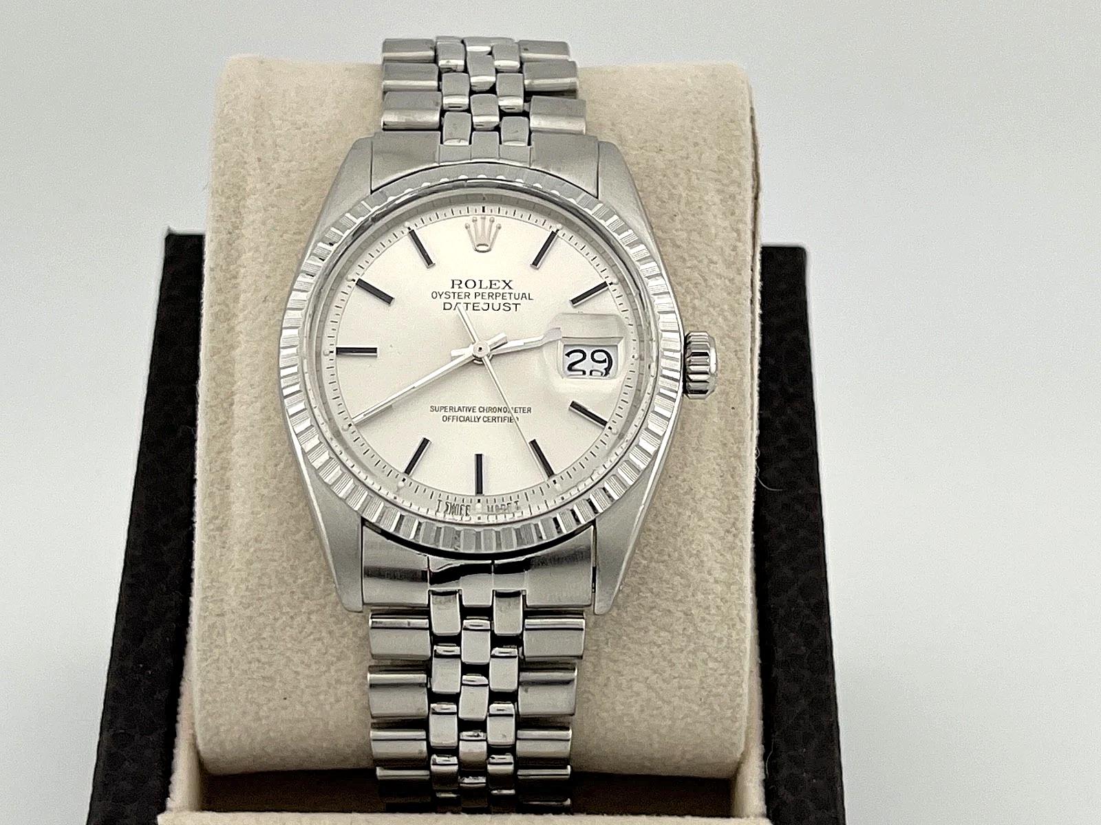 Número de estilo: 1603



De serie: 510****



Año: 1978

 

Model No: Rolex Datejust

 

Material de la caja: Acero inoxidable

 

Banda: Acero inoxidable

  

Bisel: Acero inoxidable torneado a máquina

  

Esfera: Plateada

 

Cristal: Acrílico


