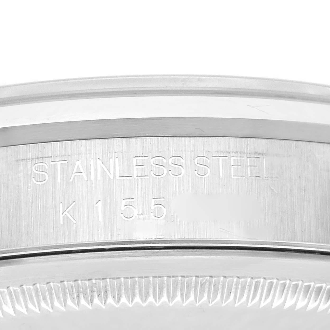 Rolex Datejust 36mm Black Dial Smooth Bezel Steel Mens Watch 16200 Box Papers. Mouvement automatique à remontage automatique, officiellement certifié chronomètre, avec fonction de date rapide. Boîtier oyster en acier inoxydable de 36 mm de diamètre.
