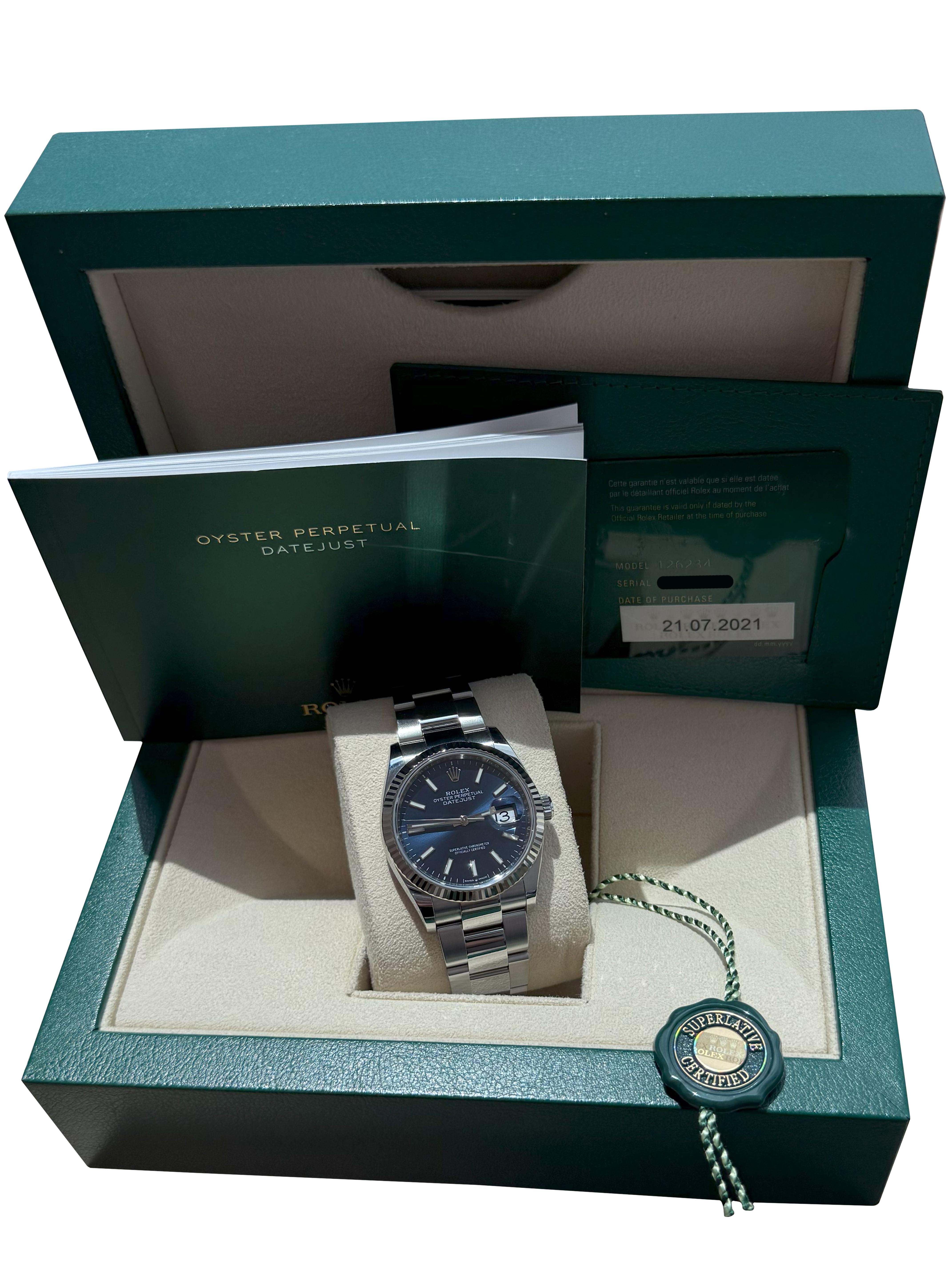 This Oyster Perpetual Datejust 36 in Oystersteel and white gold features a bright blue dial and an Oyster bracelet. The Rolex fluted bezel is a mark of distinction. Originally, the fluting of the Oyster bezel had a functional purpose: it served to