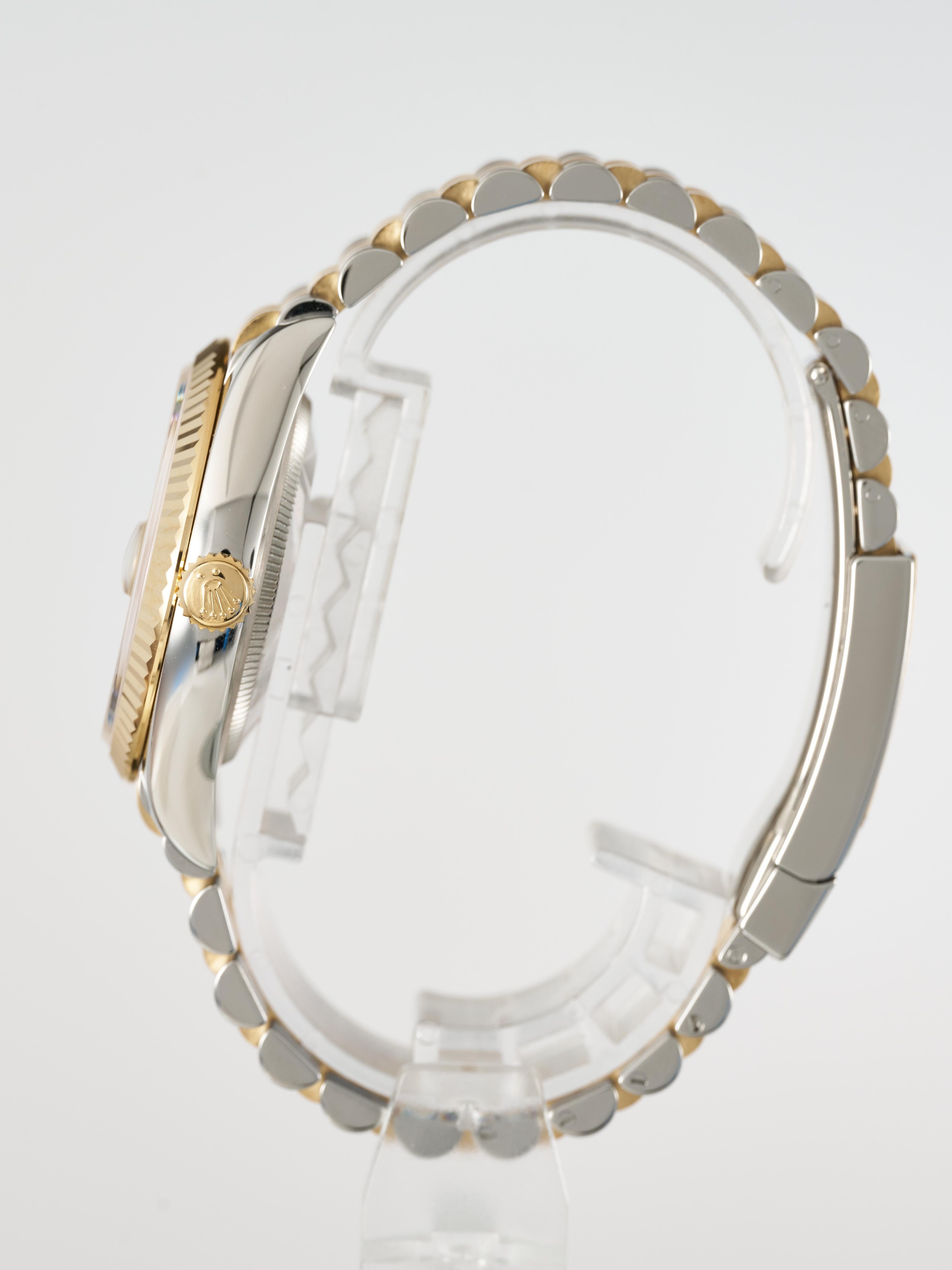 Rolex 
Datejust 
Rolesor

Orologio automatico 

Cassa in acciaio inossidabile da 36 mm con lunetta scanalata in oro giallo 18 carati

Quadrante Sunburst oro champagne con indici a bastone


Bracciale giubileo in oro giallo 18 carati e acciaio