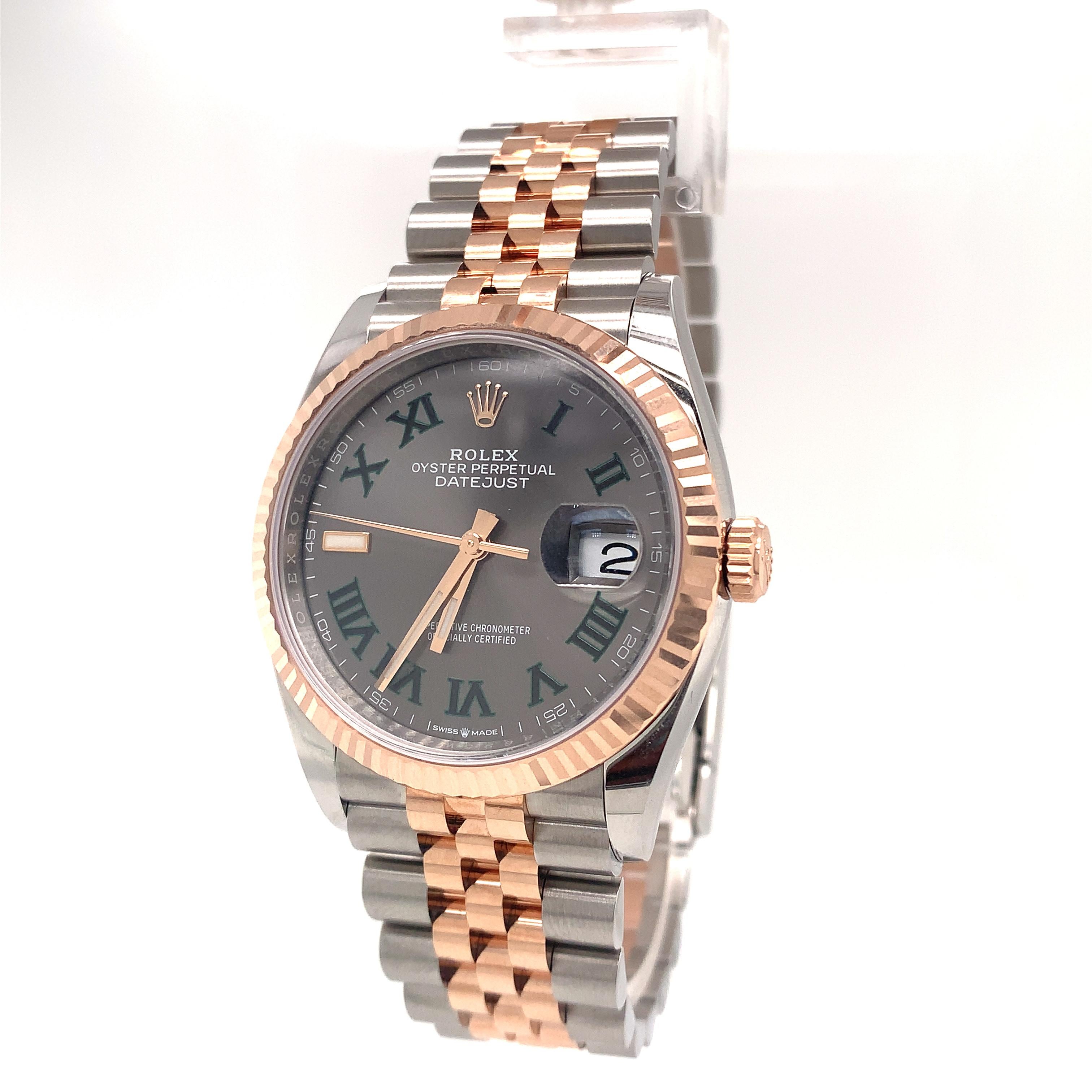 This Oyster Perpetual Datejust 36 in Oystersteel and Rose gold features a champagne-color dial and a Jubilee bracelet. The light reflections on the case sides and lugs highlight the elegant profile of the 36 mm Oyster case, which is fitted with a
