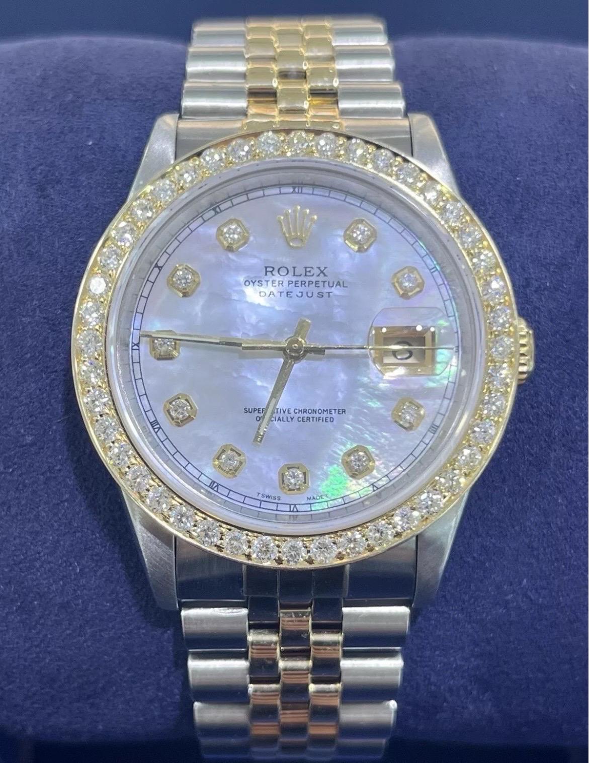 Cette Rolex Datejust 36 mm magnifiquement personnalisée, référence 16233, allie l'héritage classique de Rolex à un luxe audacieux et moderne. Fabriquée en acier inoxydable et en or jaune 18 carats (Steele), cette pièce est rehaussée par un superbe