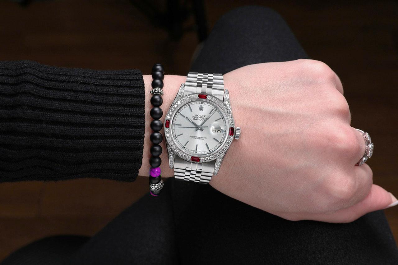 Stahluhr mit Rolex Datejust 36 mm Silber Zifferblatt Diamant-Gepäck und Rubin-Lünette
Diese Uhr befindet sich in einem tadellosen Zustand, da sie professionell poliert und gewartet wurde, um ihr makelloses Aussehen zu gewährleisten. Es weist keine