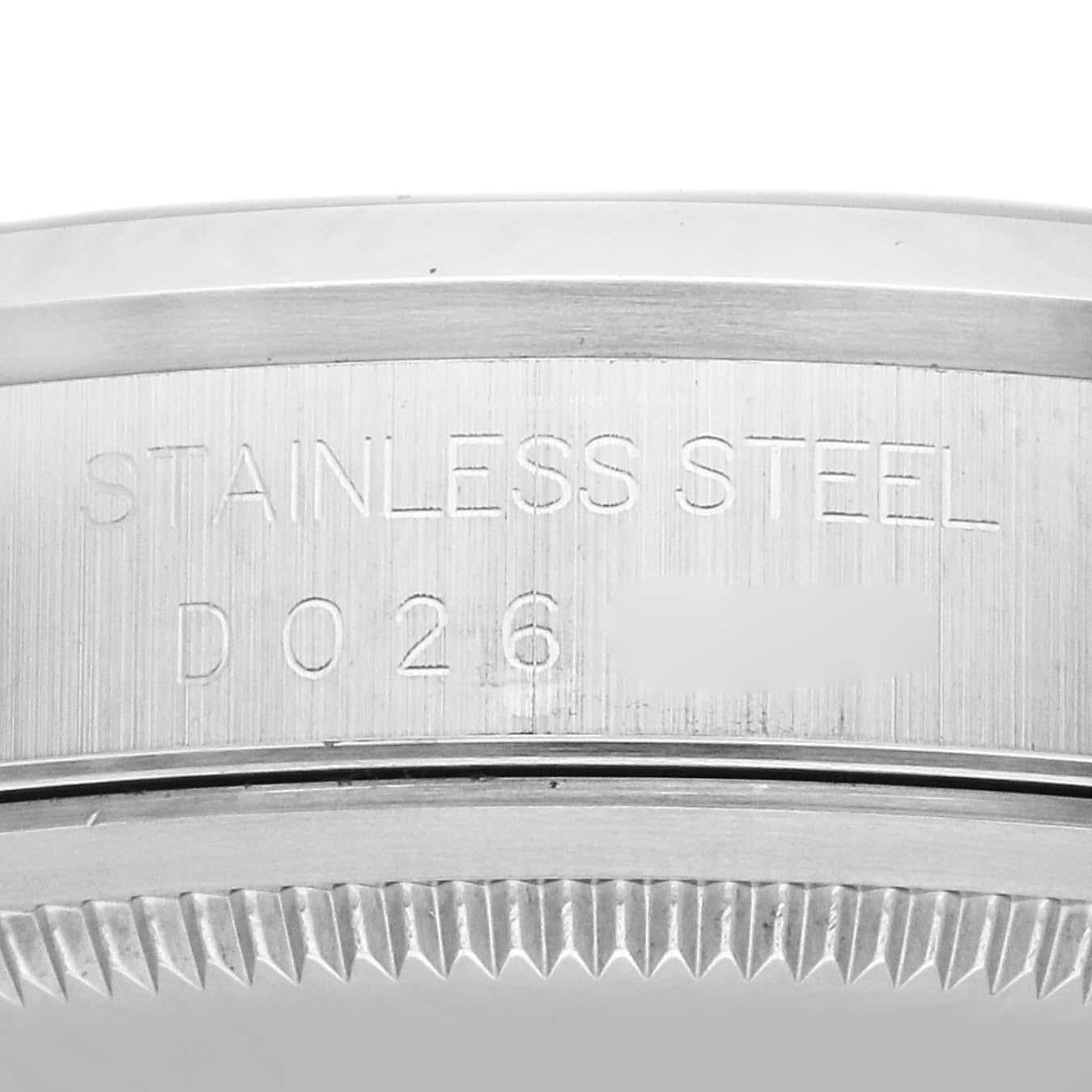 Rolex Datejust 36mm Silver Dial Smooth Bezel Steel Mens Watch 16200 Box Papers. Mouvement automatique à remontage automatique, officiellement certifié chronomètre, avec fonction de date rapide. Boîtier oyster en acier inoxydable de 36 mm de
