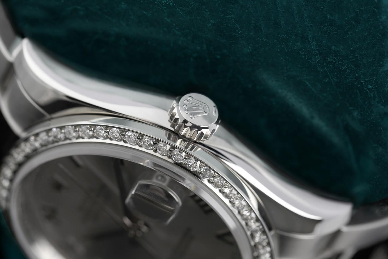 Rolex Datejust 36mm Silber römisches Zifferblatt Diamant Lünette Edelstahl Uhr Oyster Band 116200

Diese Uhr ist in neuwertigem Zustand. Es wurde poliert, gewartet und hat keine sichtbaren Kratzer oder Flecken. Alle unsere Uhren werden mit einer