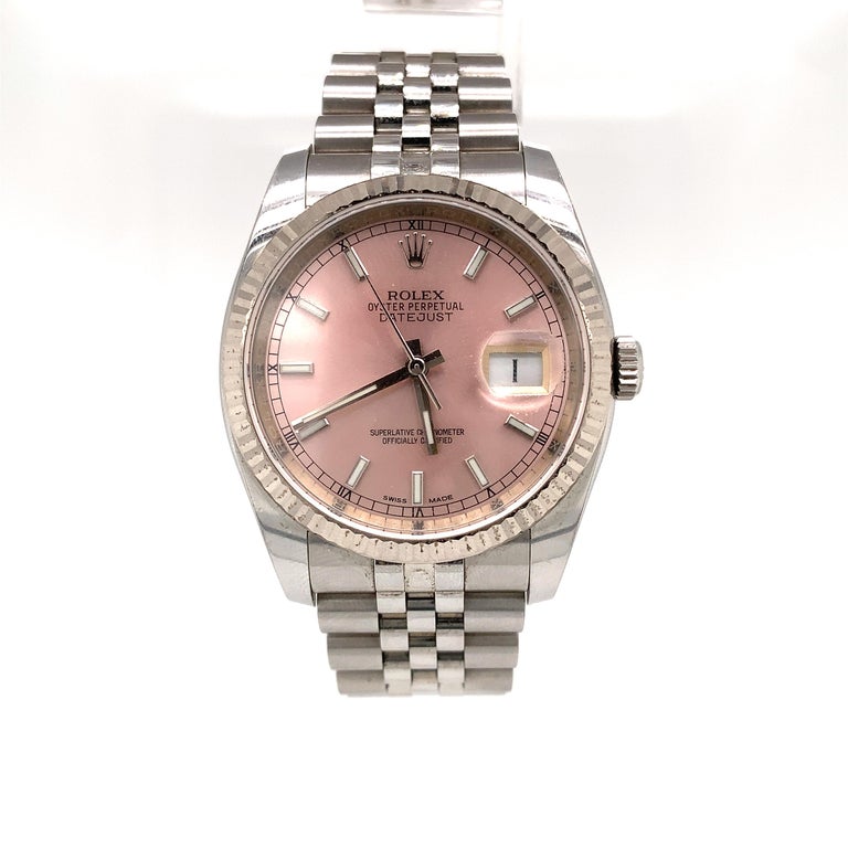 This Oyster Perpetual Datejust 36 in Oystersteel features a light pink-color dial and a Jubilee bracelet. The light reflections on the case sides and lugs highlight the elegant profile of the 36 mm Oyster case, which is fitted with a fluted bezel.
