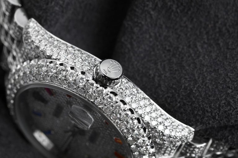 Rolex Montre Datejust en acier inoxydable avec index arc-en-ciel pavé de  diamants et cadran entièrement glacé En vente sur 1stDibs