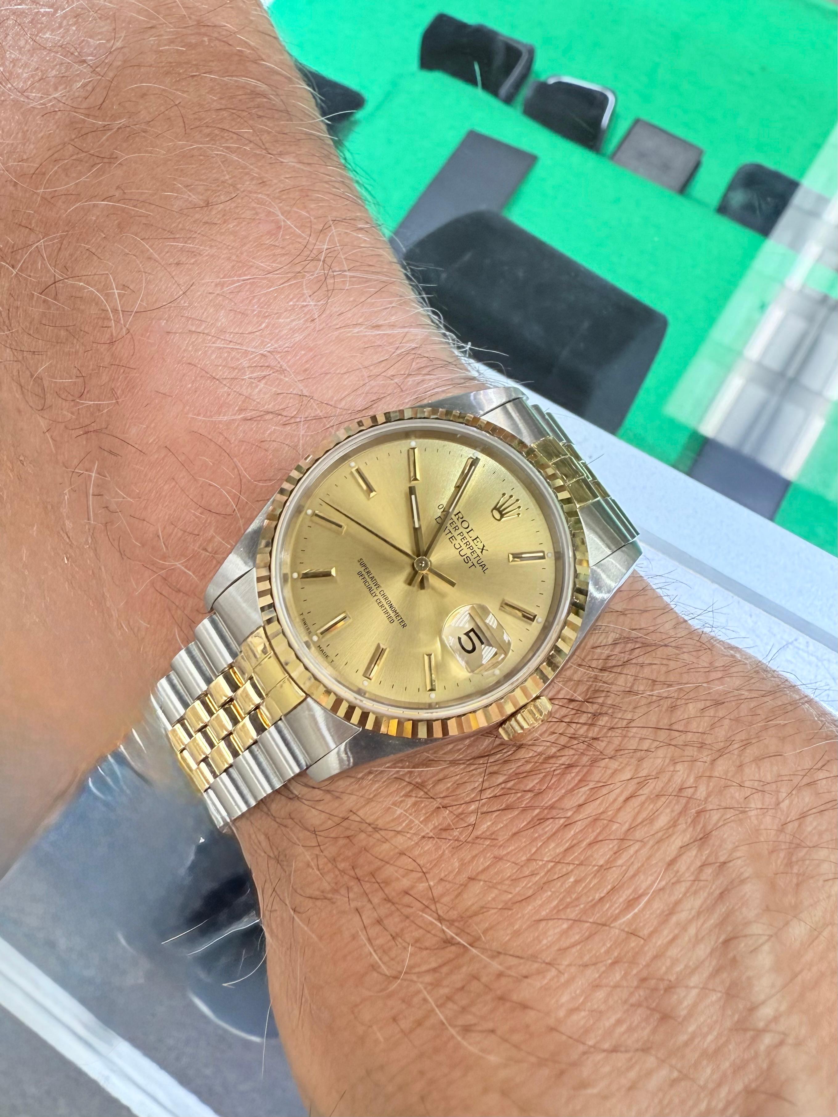 Rolex Datejust 36mm Stahl und 18k Gelbgold Armbanduhr CIRCA 1990.

Die Rolex Datejust 36mm Edelstahl und 18k Gelbgold Armbanduhr Circa 1990 ist eine 36mm Uhr.  In sehr gutem Zustand für sein Alter.  Es ist eine großartige Uhr, die man besitzen oder
