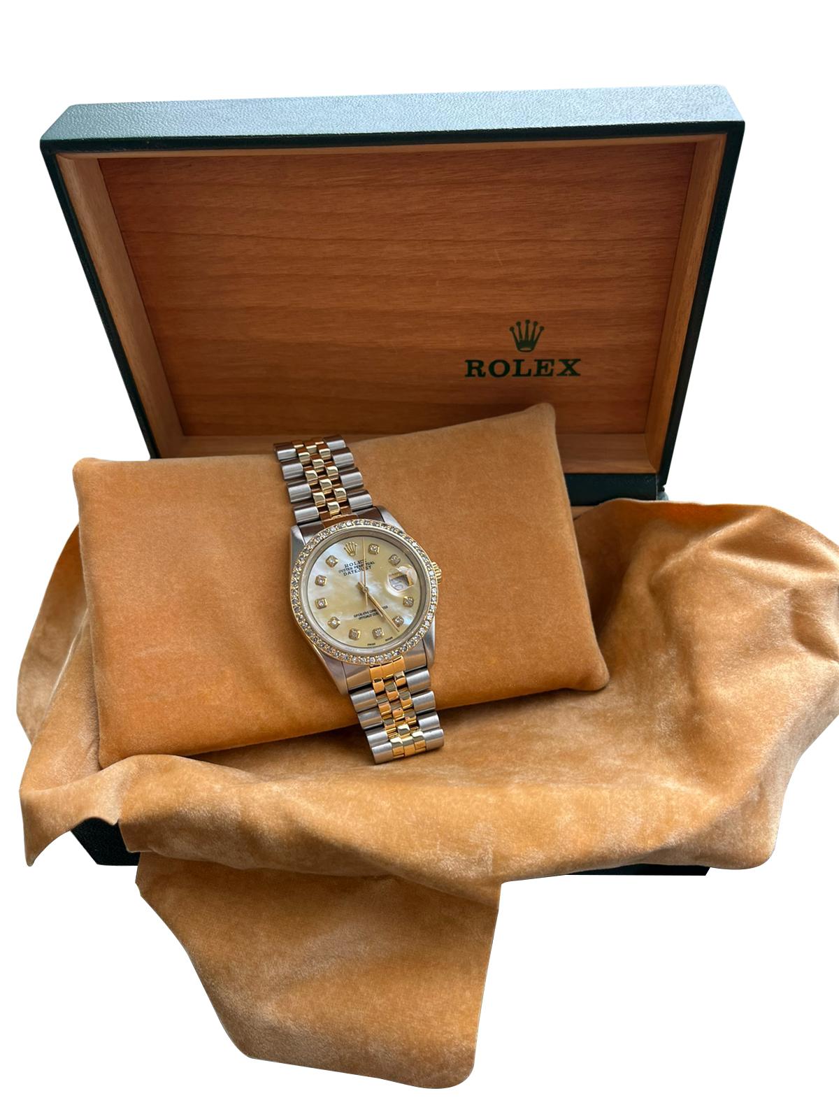 Rolex Datejust Steel Yellow Gold Mother of Pearl Diamond Mens Watch 16233. Mouvement automatique à remontage automatique, officiellement certifié chronomètre. Boîtier en acier inoxydable de 36.0 mm de diamètre. Logo Rolex sur une couronne. Cadran à