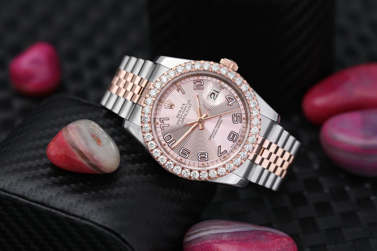 Rolex Datejust 36mm zwei Ton Rose Uhr Jubilee Band benutzerdefinierte Diamant-Lünette rosa Zifferblatt 116201

Diese Uhr ist in neuwertigem Zustand. Es wurde poliert, gewartet und hat keine sichtbaren Kratzer oder Flecken. Alle unsere Uhren werden