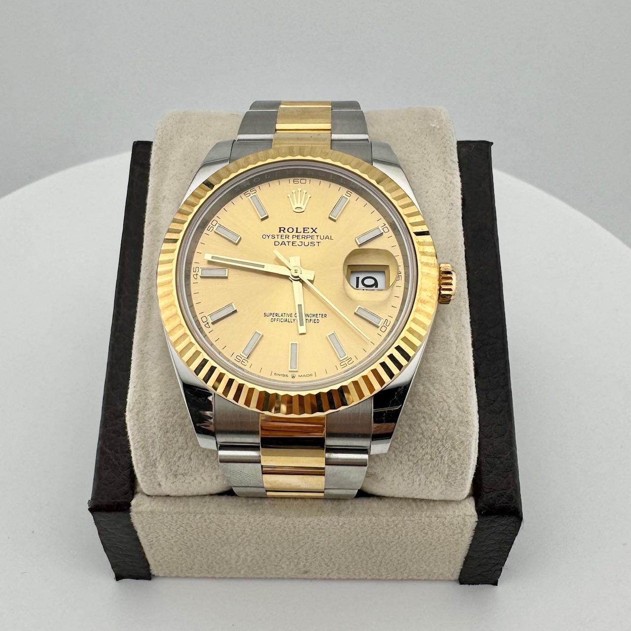 Numéro de style : 126333

Série : 49R5****

Année : 2022

Modèle : Rolex Datejust 41

Matériau du boîtier : Acier inoxydable

Bande : or jaune 18K et acier inoxydable

Lunette : or jaune 18K

Cadran : Champagne

Visage : Cristal saphir

Taille du