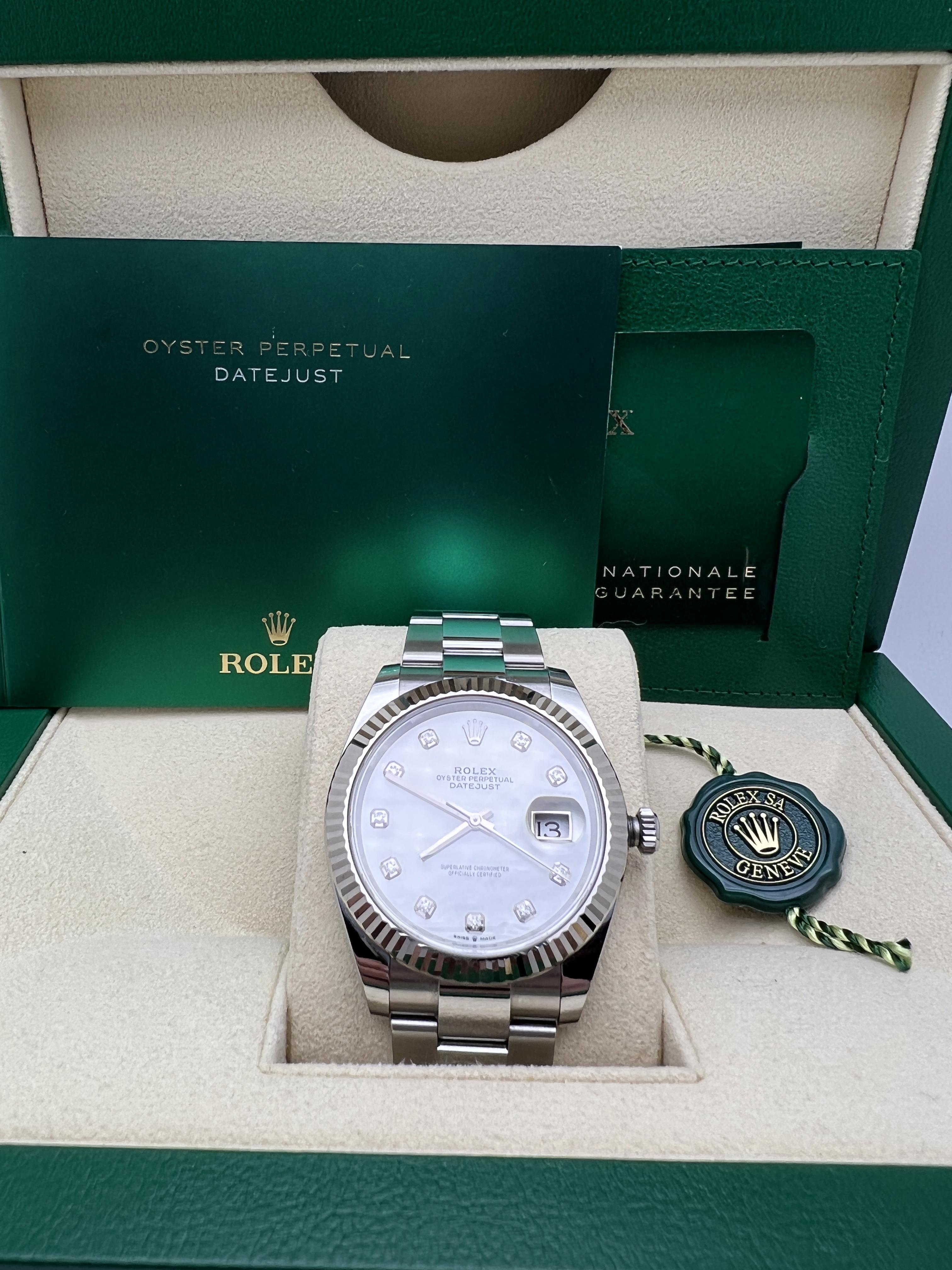 Die Rolex Datejust 41 (Referenz 126334) ist ein raffinierter Zeitmesser, der Rolex' Engagement für die Verbindung von klassischem Design und luxuriöser Handwerkskunst veranschaulicht. Das 41-mm-Gehäuse aus korrosionsbeständigem Oystersteel wird