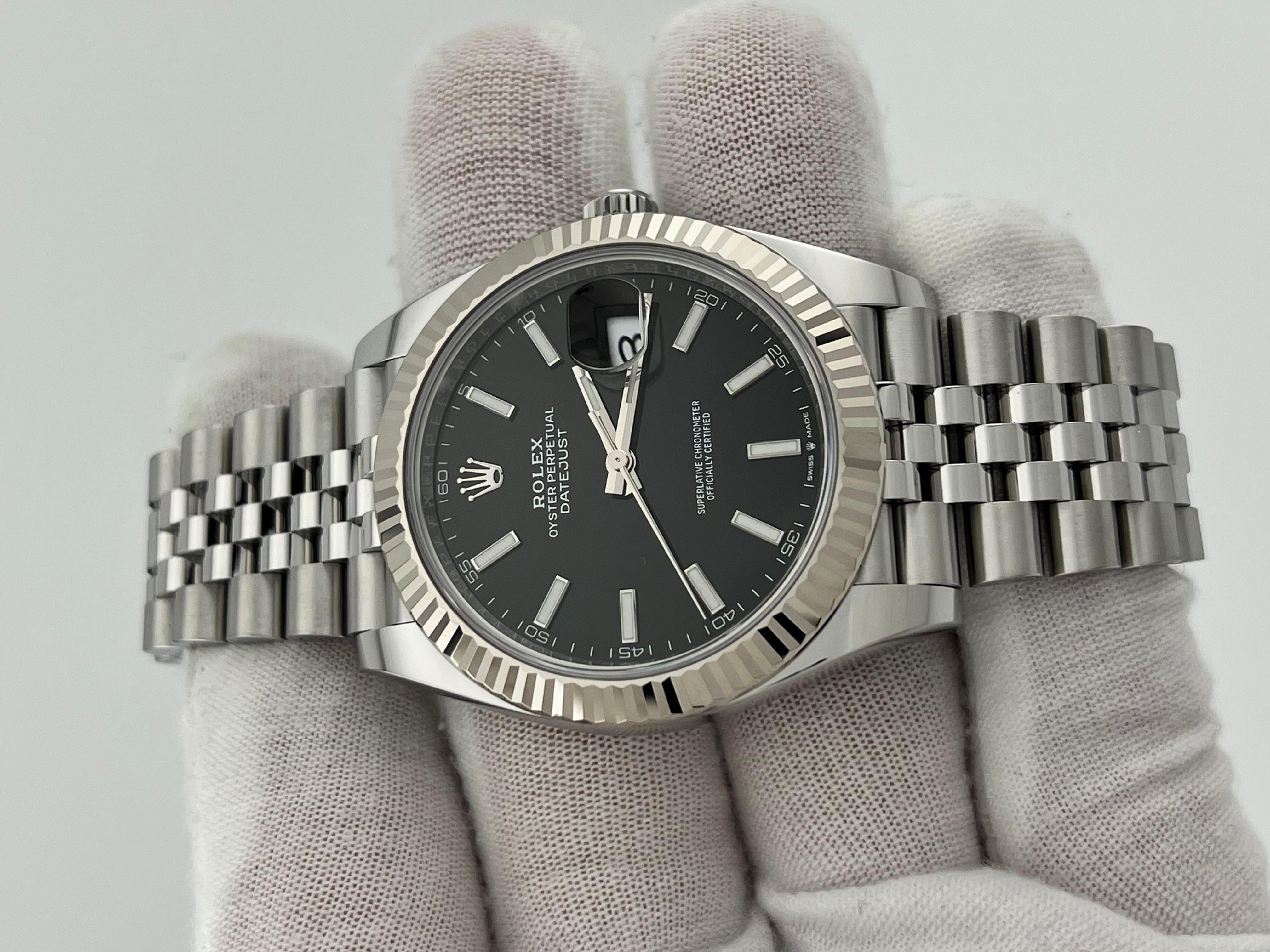 Numéro de style : 126334



Série : 538S6***



Année : 2022

 

Modèle : Rolex Datejust 41 

 

Matériau du boîtier : Acier inoxydable

 

Bracelet : acier inoxydable Jubilee

 

Lunette : Lunette cannelée en or blanc 18K 

 

Cadran : Noir 


