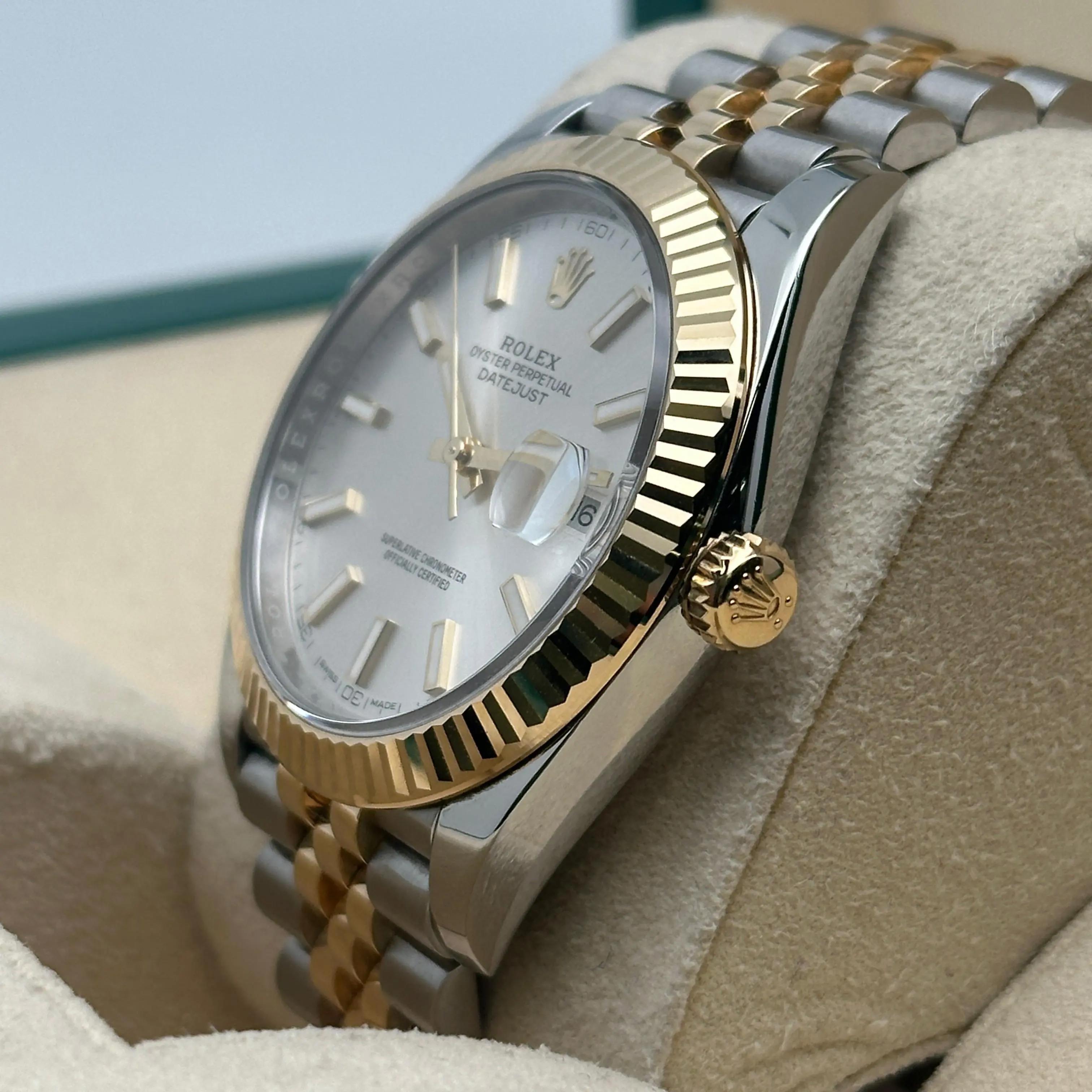 Rolex Datejust 41 Reloj de caballero automático con esfera plateada de acero y oro amarillo de 18 quilates 126333 en Excelente estado para la venta en New York, NY