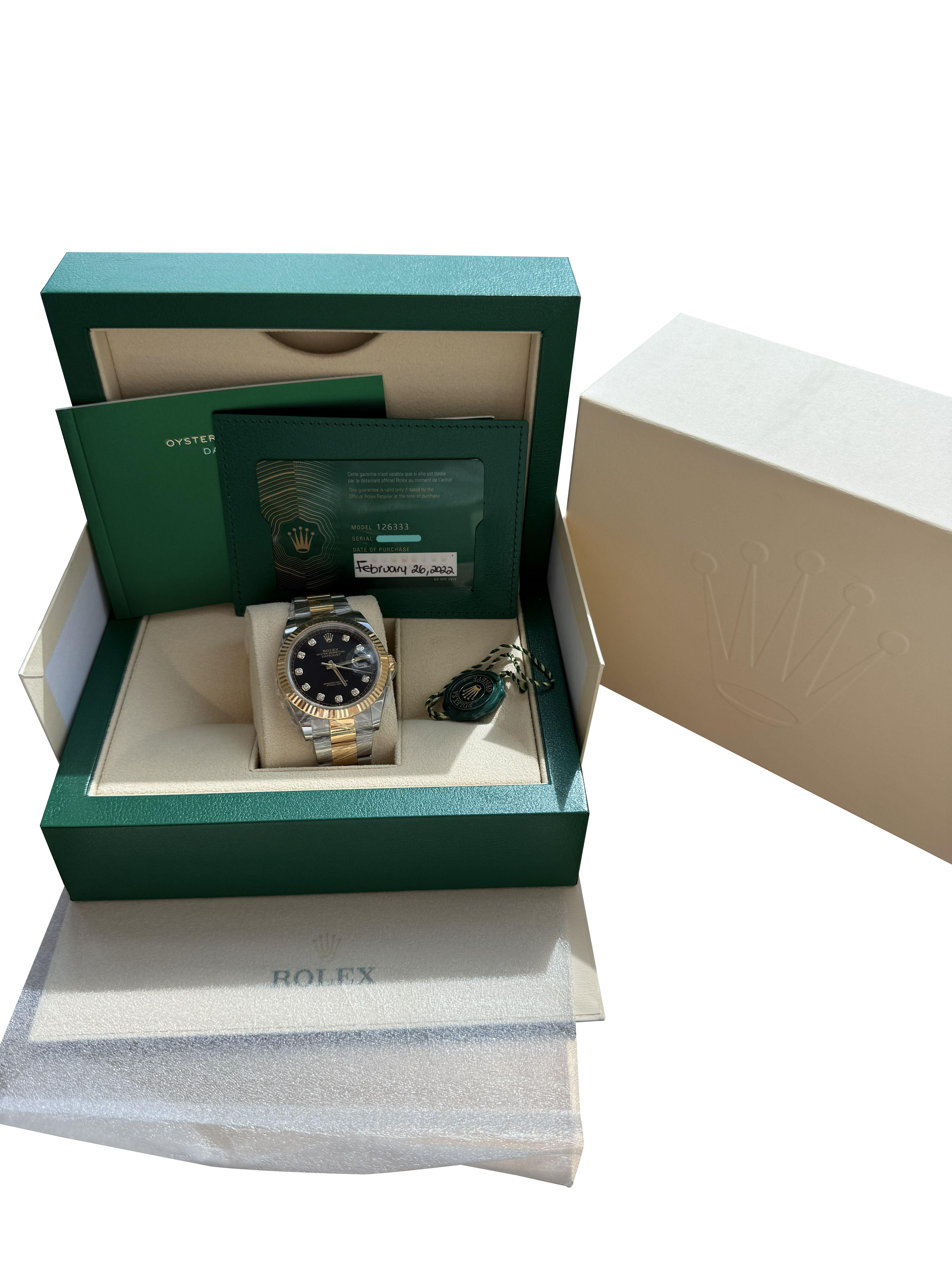 Cette Oyster Perpetual Datejust 41 en Oystersteel et or jaune présente un cadran noir brillant serti de diamants et un bracelet Oyster. La finition soleillée crée de délicats reflets de lumière sur de nombreux cadrans de la collection Oyster