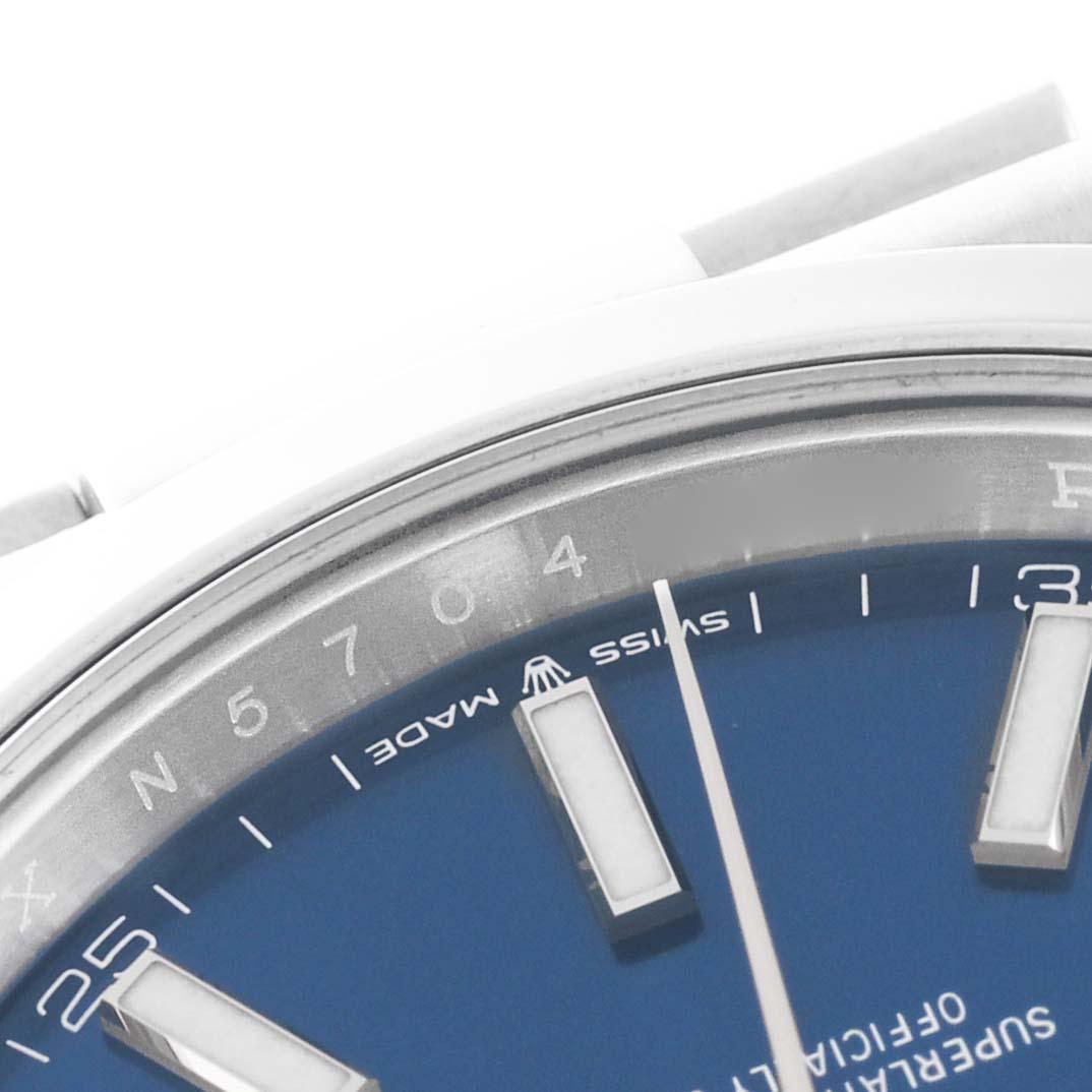 Rolex Datejust 41 Blue Dial Smooth Bezel Steel Mens Watch 126300 Box Card. Mouvement automatique à remontage automatique, officiellement certifié chronomètre. Boîtier en acier inoxydable de 41 mm de diamètre. Logo Rolex sur la couronne. Lunette