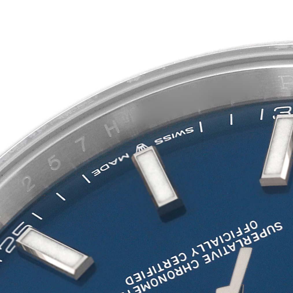 Rolex Datejust 41 Blau Zifferblatt glatte Lünette Stahl Herrenuhr 126300. Offiziell zertifiziertes Chronometerwerk mit automatischem Aufzug. Gehäuse aus Edelstahl mit einem Durchmesser von 41 mm. Rolex Logo auf der Krone. Glatte Lünette aus
