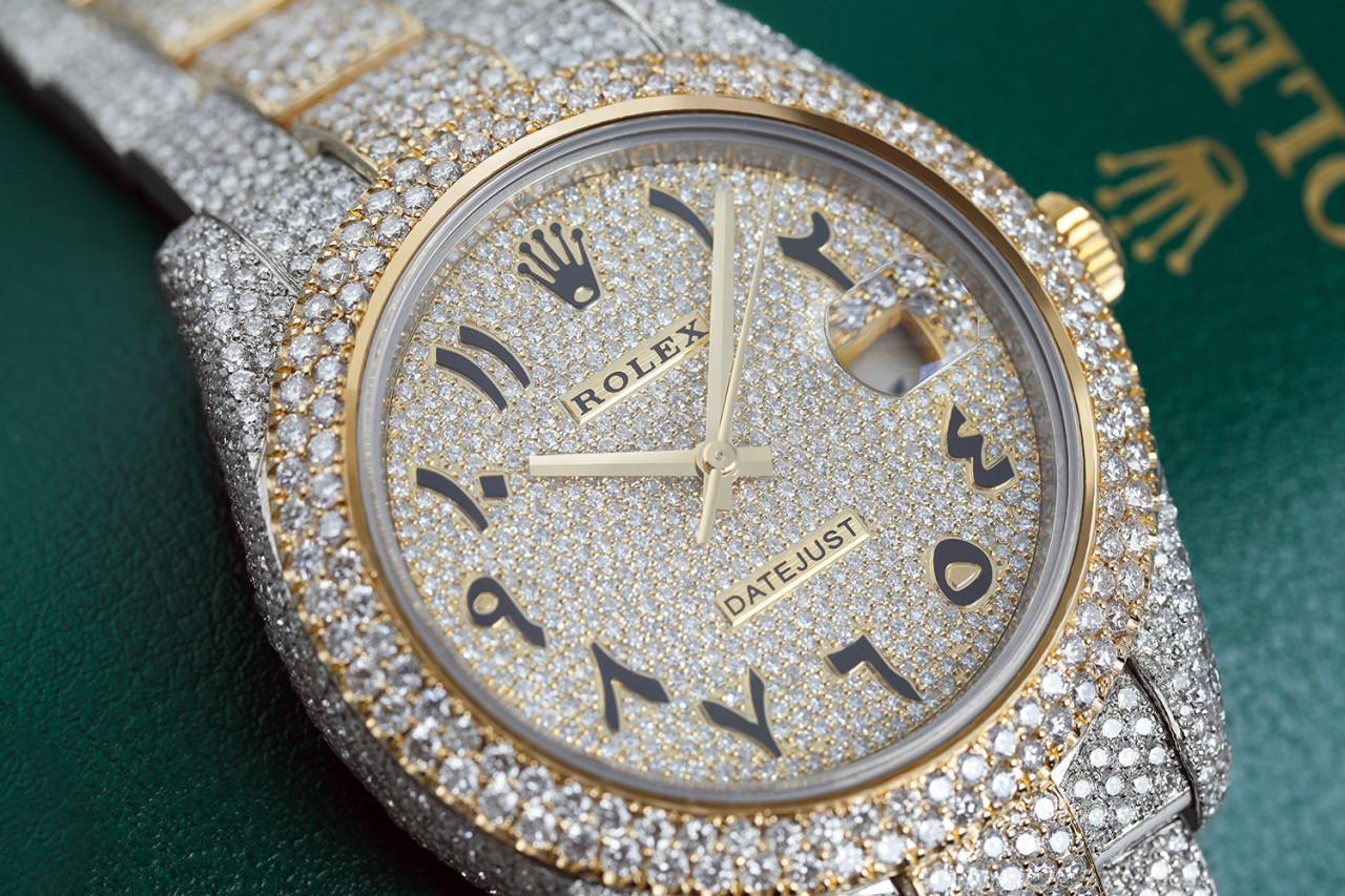 Diese Uhr wird mit einer LEBENSLANGEN Diamantenersatzgarantie geliefert. Wir haben so viel Vertrauen in unsere Diamantenfasser, dass wir jeden einzelnen Diamanten, der jemals aus unseren Uhren herausfallen sollte, ein Leben lang kostenlos ersetzen.