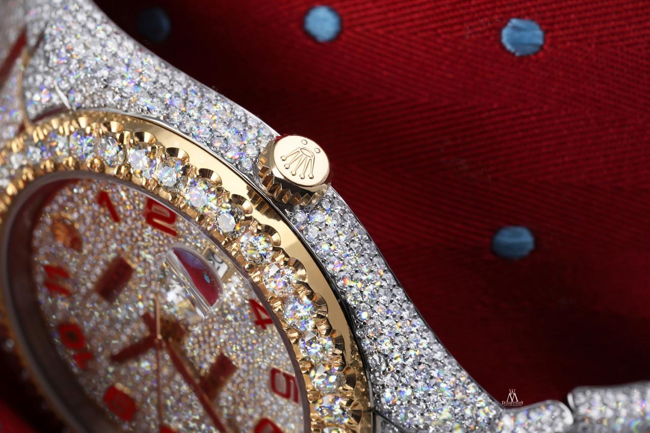Rolex Datejust 41 126303 Chiffres arabes rouges, acier inoxydable et or jaune 18 carats, montre personnalisée entièrement glacée.
