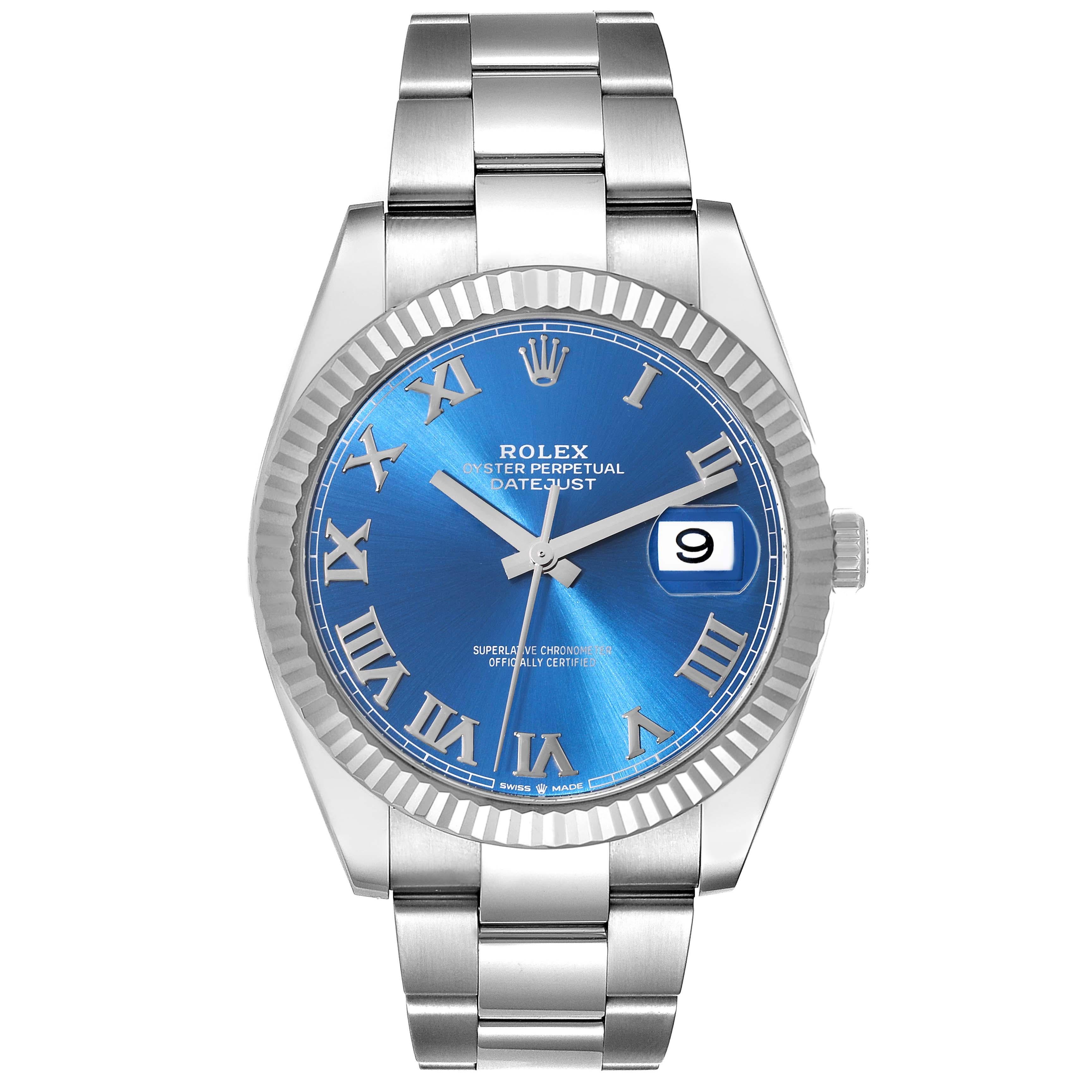 Rolex Datejust 41 Steel White Gold Blue Roman Dial Mens Watch 126334. Mouvement automatique à remontage automatique, officiellement certifié chronomètre. Boîtier en acier inoxydable de 41 mm de diamètre. Logo Rolex sur la couronne. Lunette cannelée