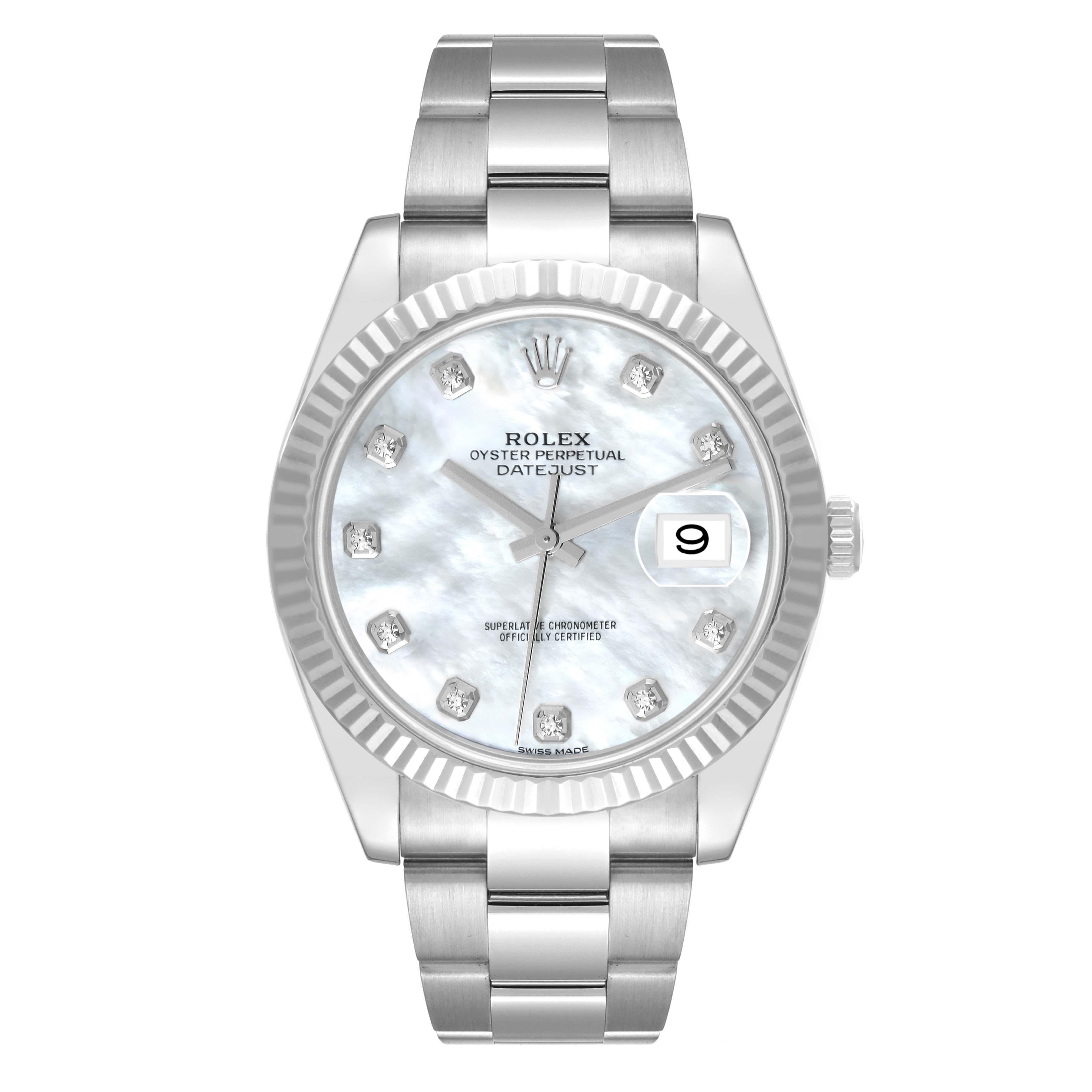 Rolex Datejust 41 Steel White Gold Mother Of Pearl Diamond Dial Mens Watch 126334. Mouvement automatique à remontage automatique, officiellement certifié chronomètre. Boîtier en acier inoxydable de 41 mm de diamètre. Logo Rolex sur la couronne.