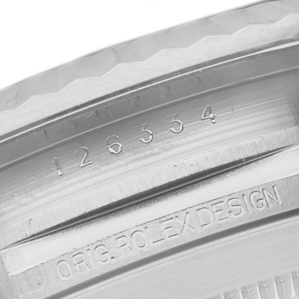 Rolex Datejust 41 Stahl Weißgold Schiefer Zifferblatt Herrenuhr 126334 Box Karte. Offiziell zertifiziertes Chronometerwerk mit automatischem Aufzug. Gehäuse aus Edelstahl mit einem Durchmesser von 41 mm. Rolex Logo auf der Krone. Geriffelte Lünette